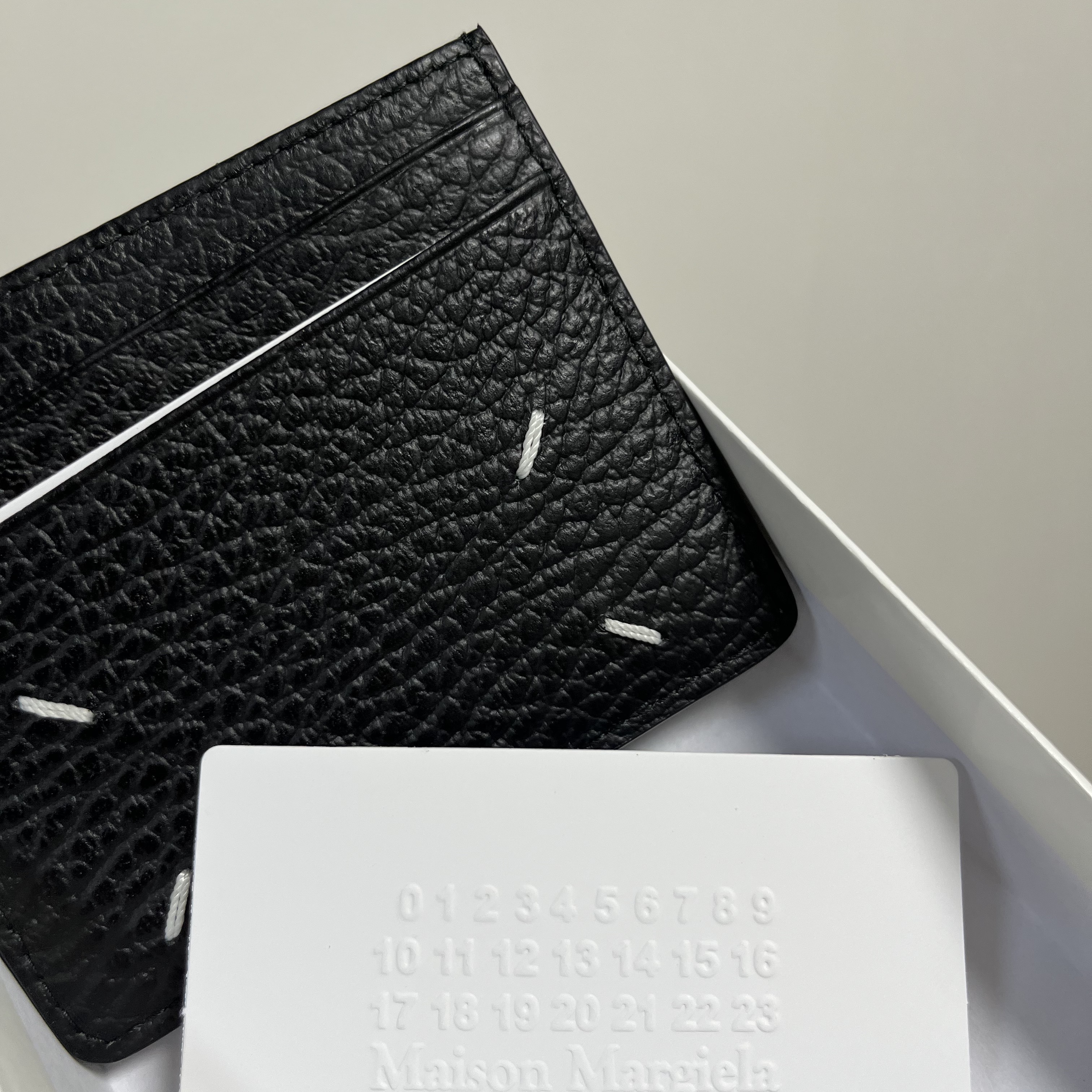 Maison Margiela Stitch Card Holder Black 착용 스타일