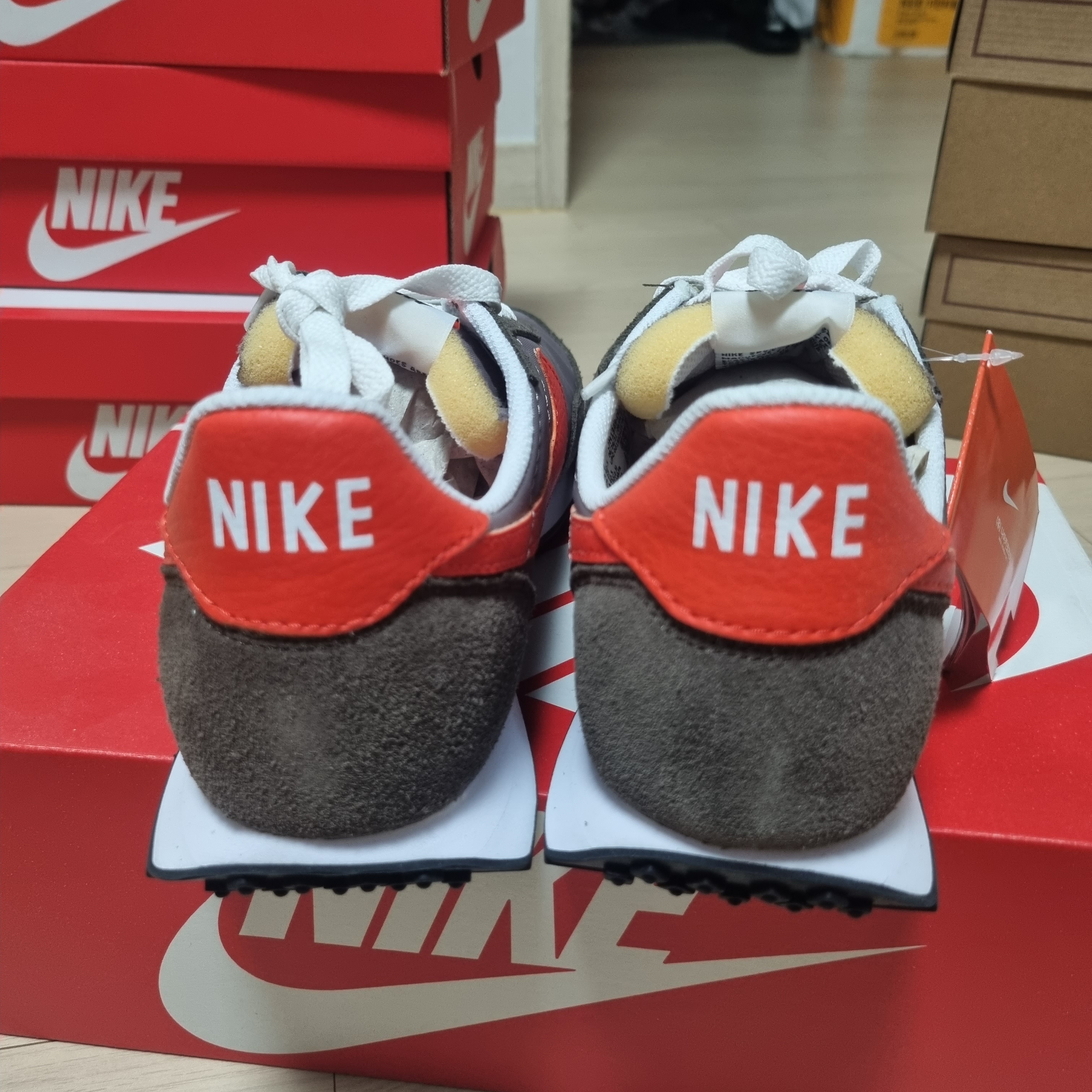 Nike Waffle Trainer 2 Moon Fossil Team Orange 착용 스타일 - 2