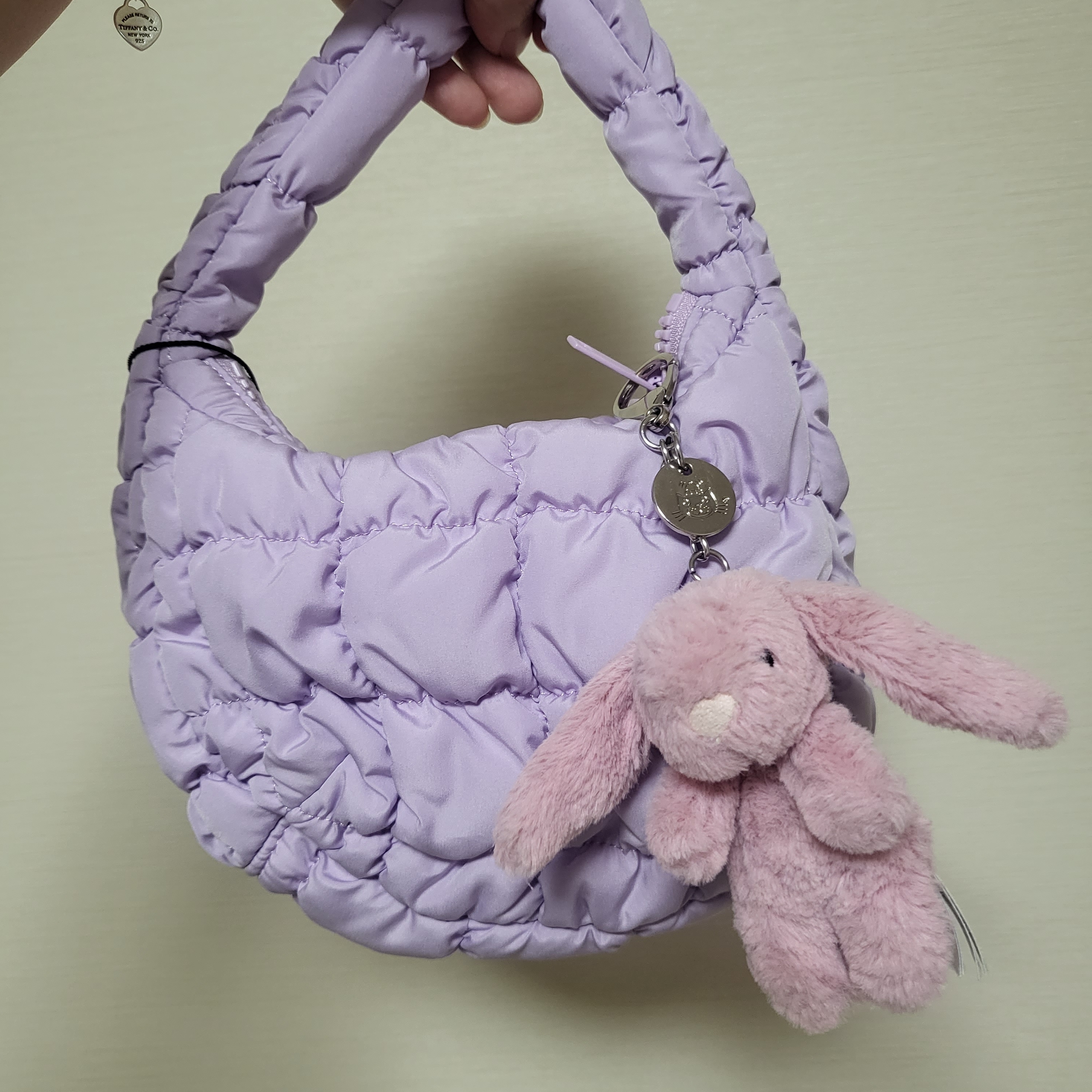 COS Quilted Micro Bag Purple, Jellycat Bashful Bunny Bag Charm Tulip 착용 스타일