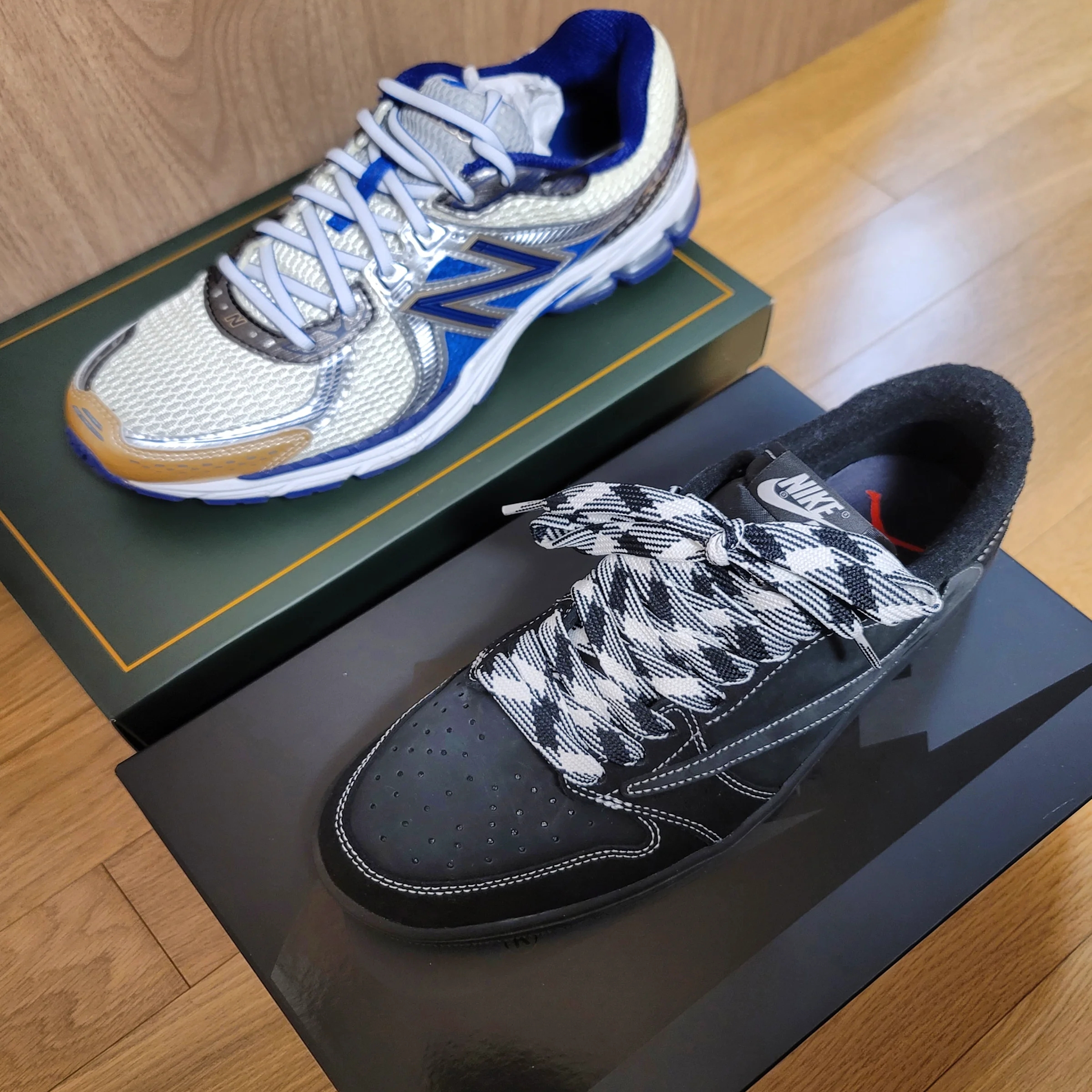Jordan 1 x Travis Scott Retro Low OG SP Black Phantom, New Balance x Aime Leon Dore 860v2 Blue 착용 스타일