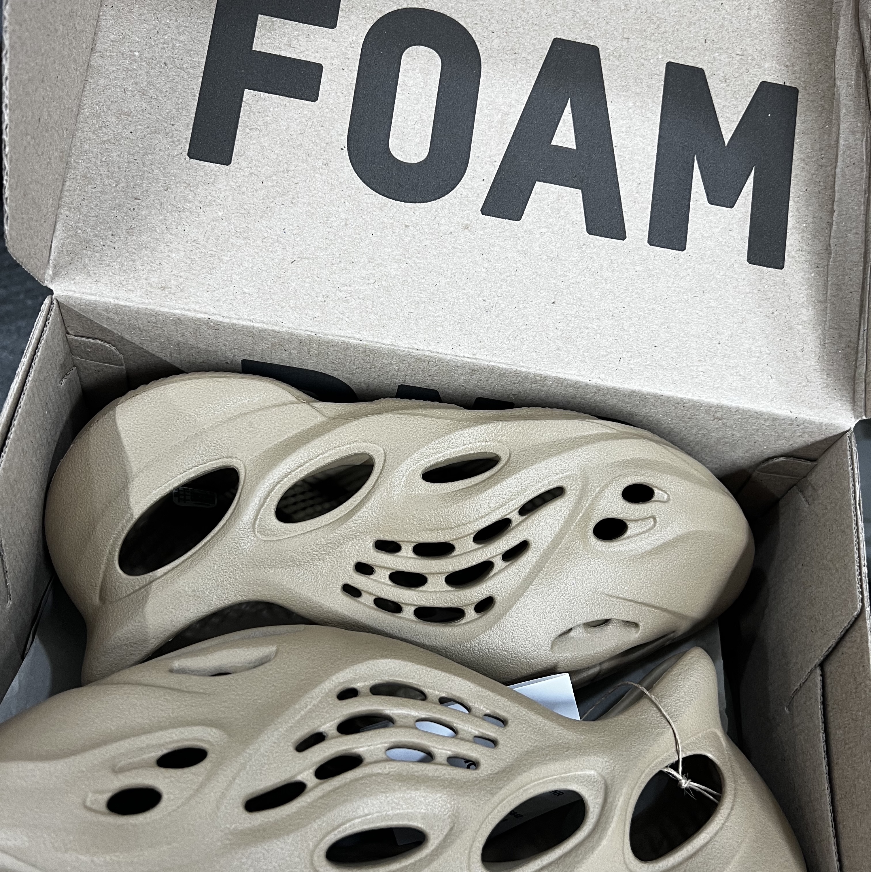 Adidas Yeezy Foam RNNR Clay Taupe 착용 스타일