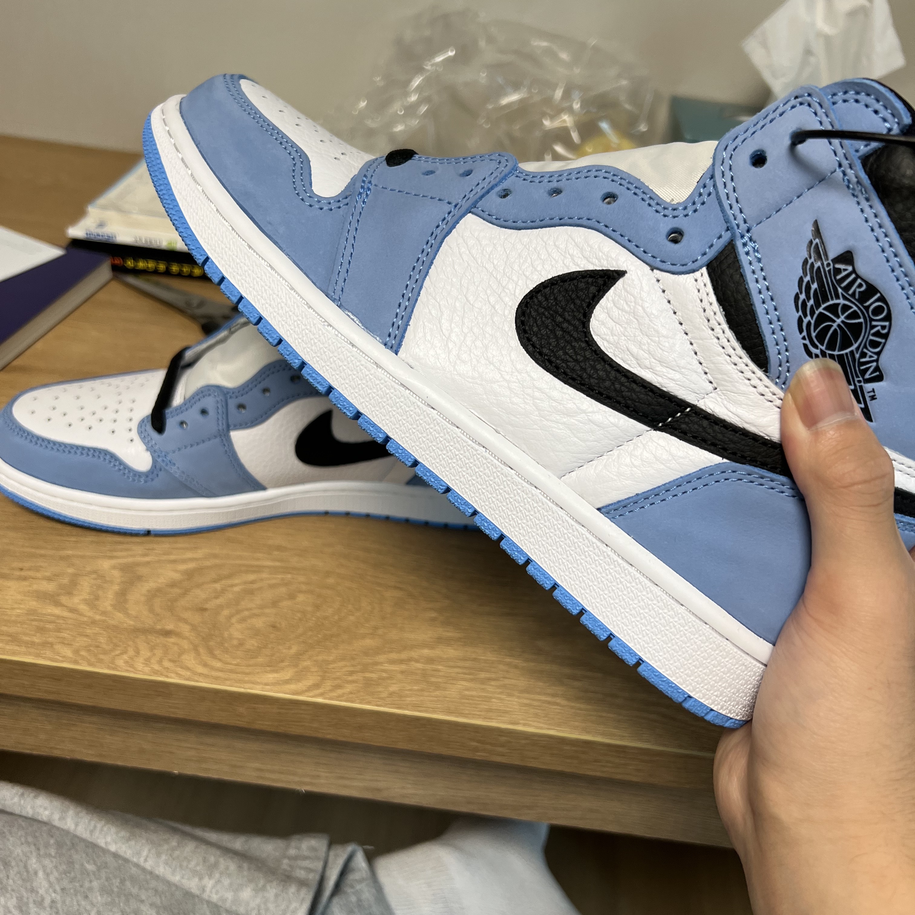 Jordan 1 Retro High OG University Blue 착용 스타일 - 3