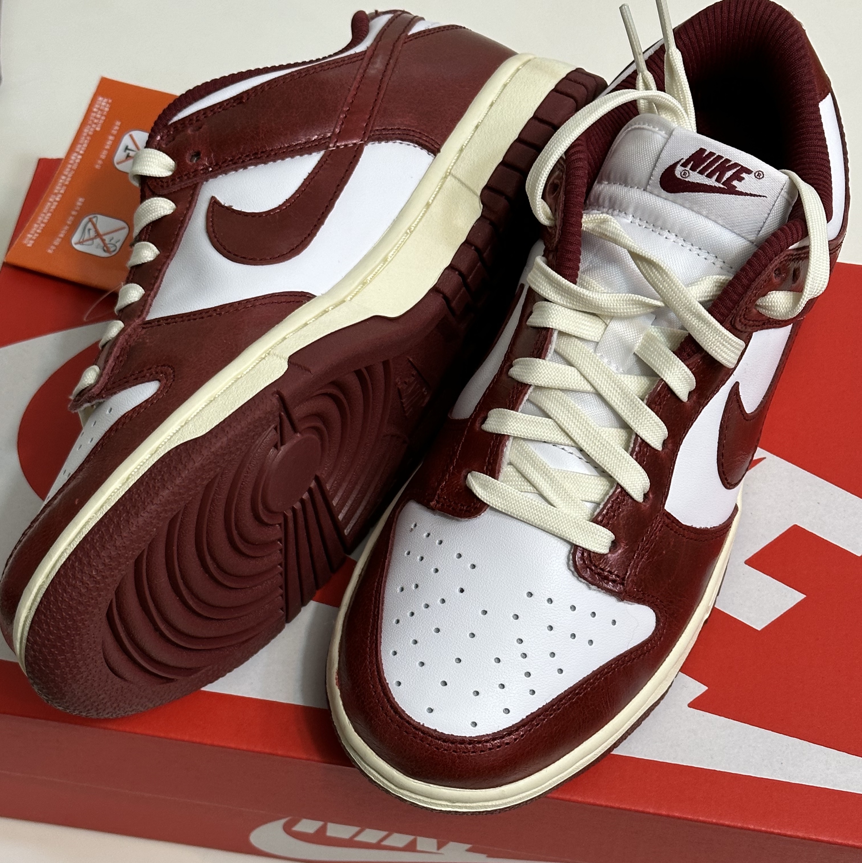 (W) Nike Dunk Low Retro PRM Team Red and White 착용 스타일 - 1