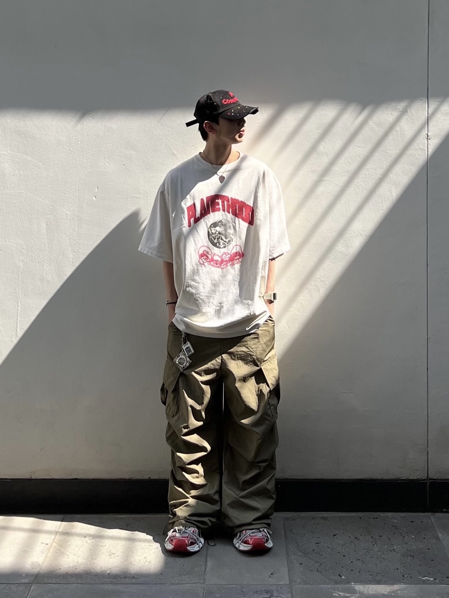 Balenciaga 3XL Sneakers White Red, Nos Couleurs No Comment Cap Black 착용 스타일 - 2
