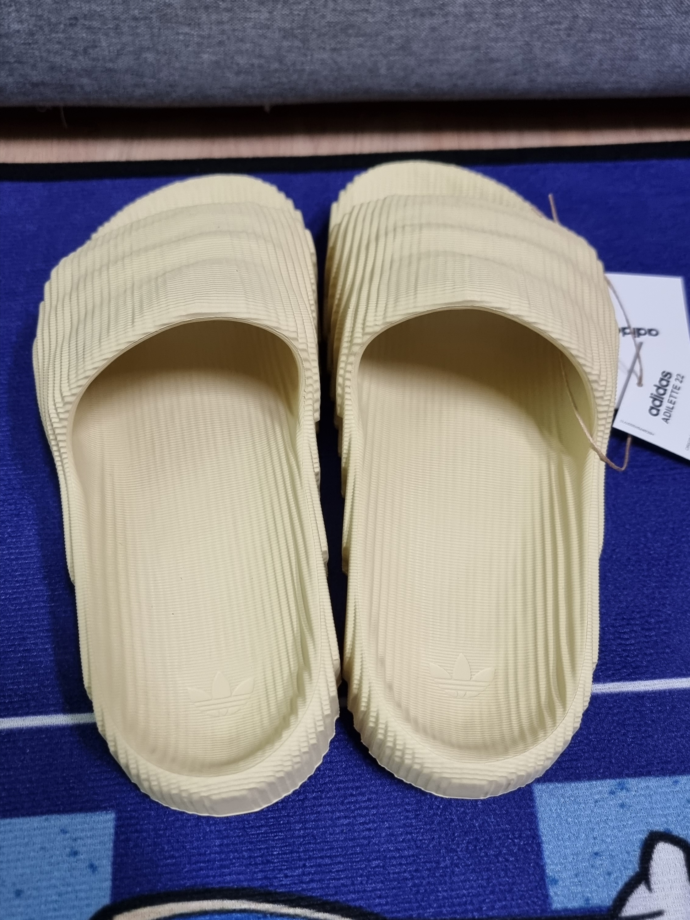 Adidas Adilette 22 Desert Sand 착용 스타일 - 3