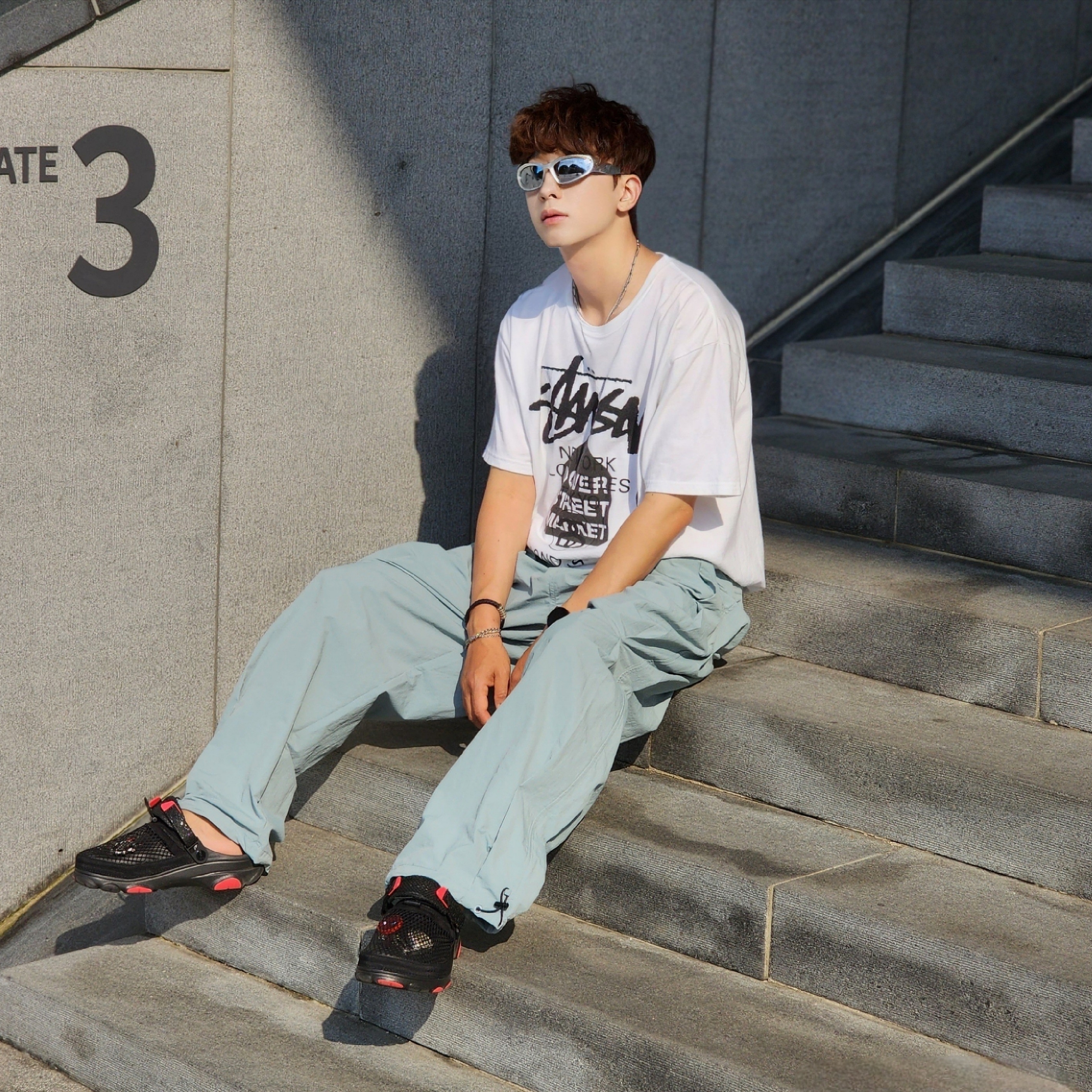 Stussy Sphinx T-shirt Black, Adidas Adilette Clog Black White 착용 스타일 - 4