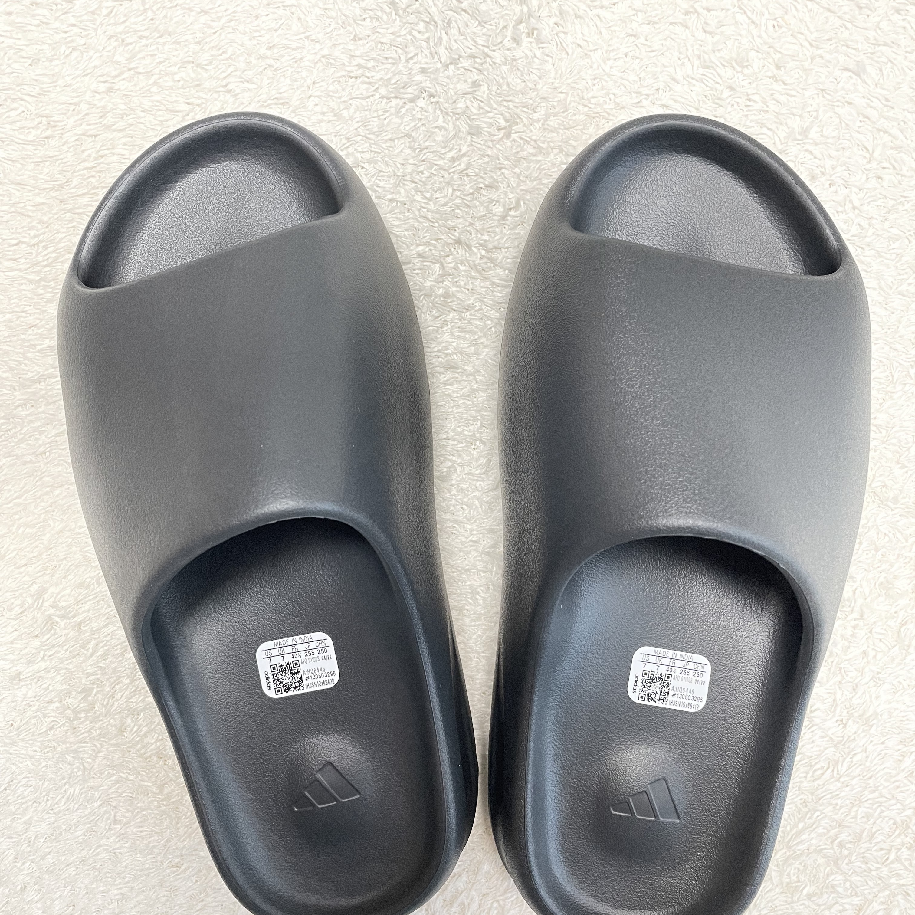 Adidas Yeezy Slide Onyx 착용 스타일 - 1