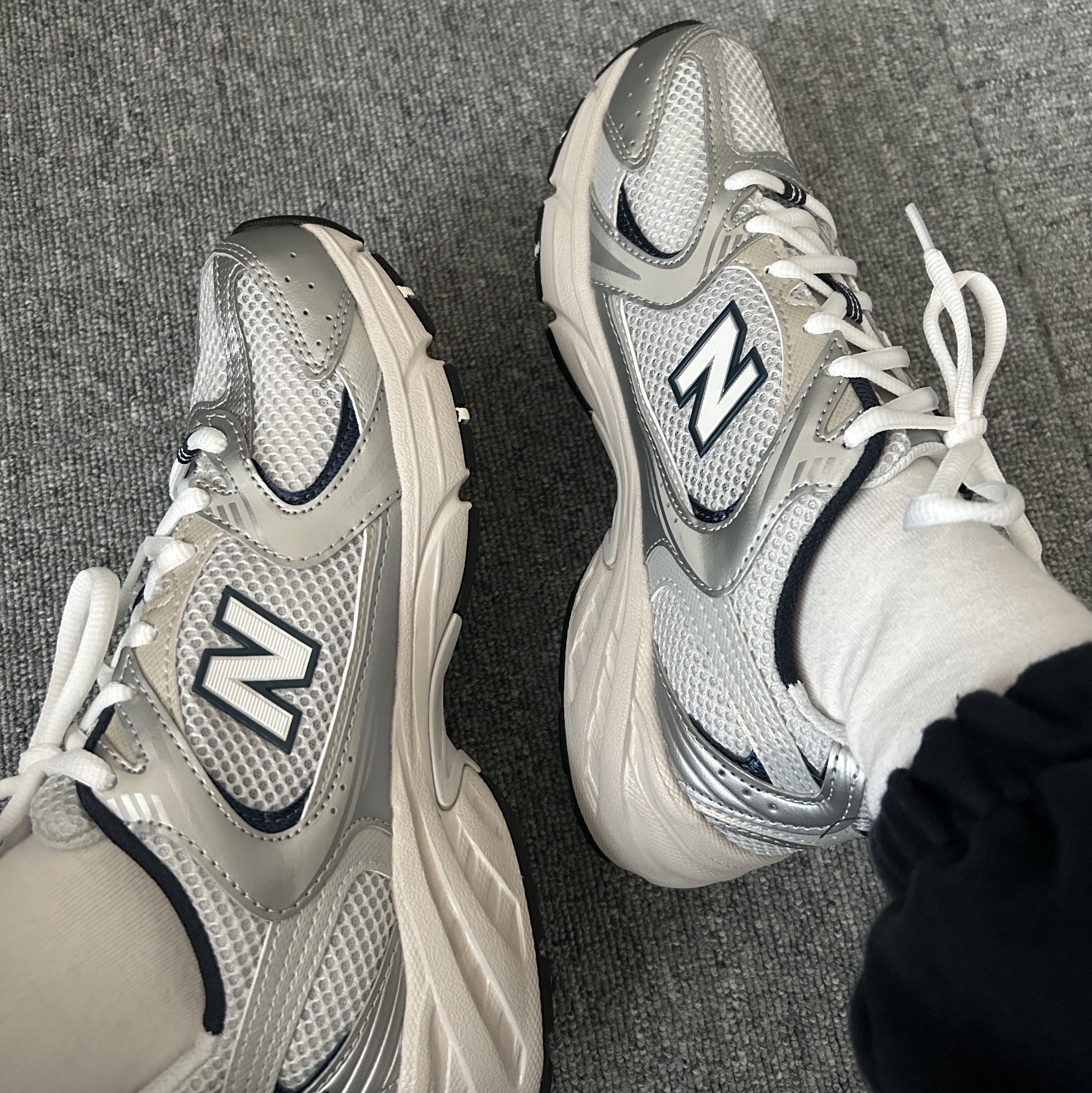 New Balance 530 Steel Grey 착용 스타일