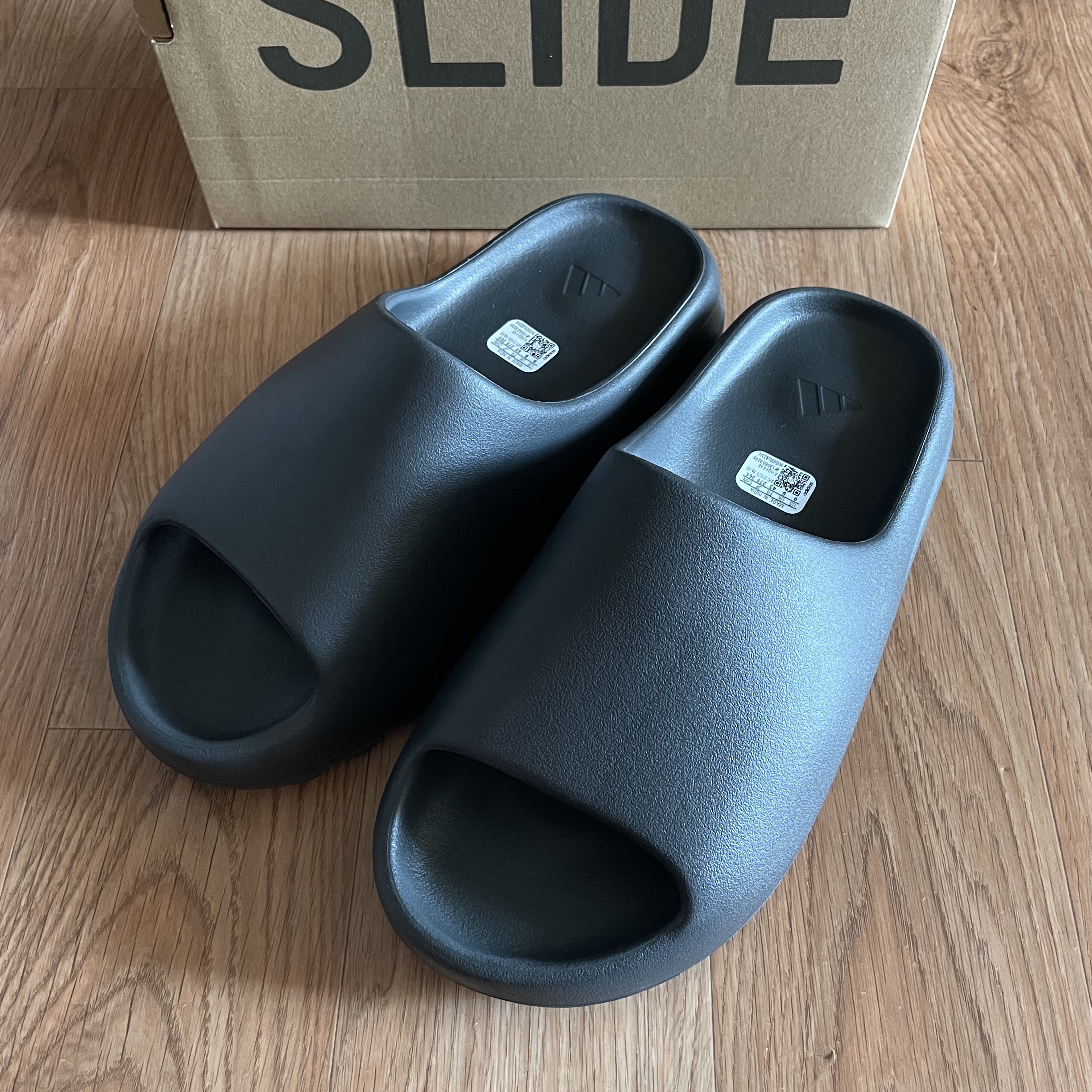 Adidas Yeezy Slide Onyx 착용 스타일 - 2