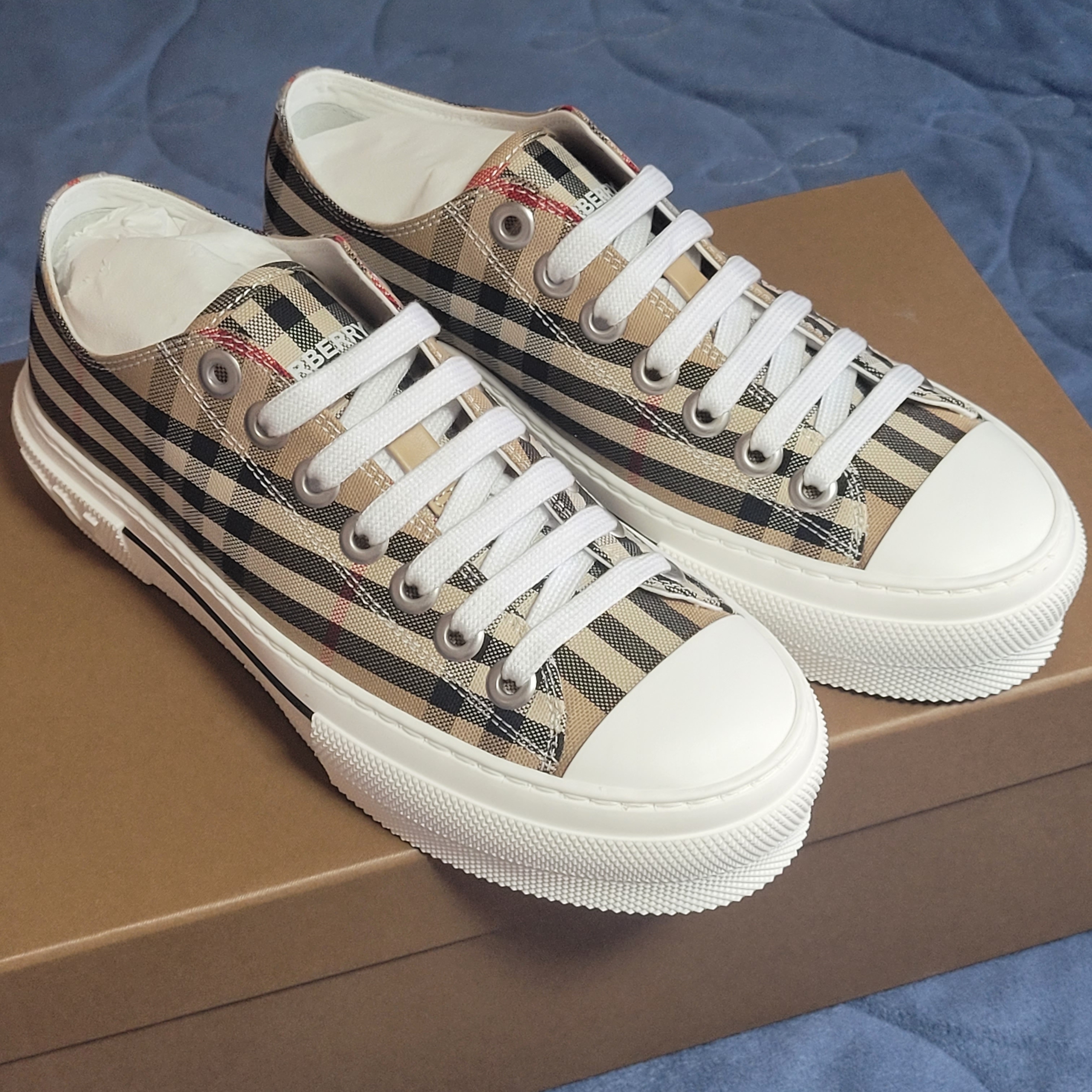 (W) Burberry Vintage Check Cotton Sneakers Archive Beige 착용 스타일