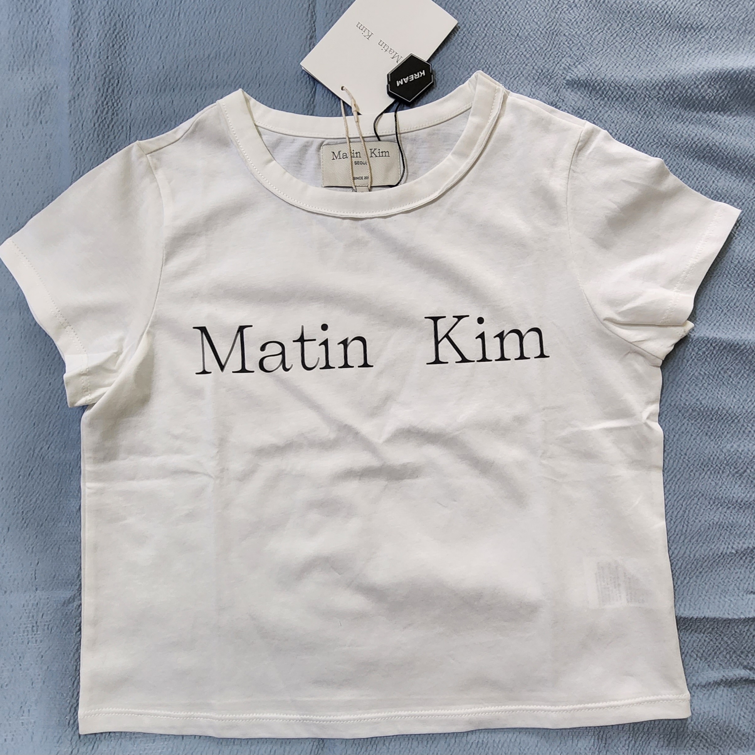 (W) Matin Kim Logo Silket Crop Top White 착용 스타일