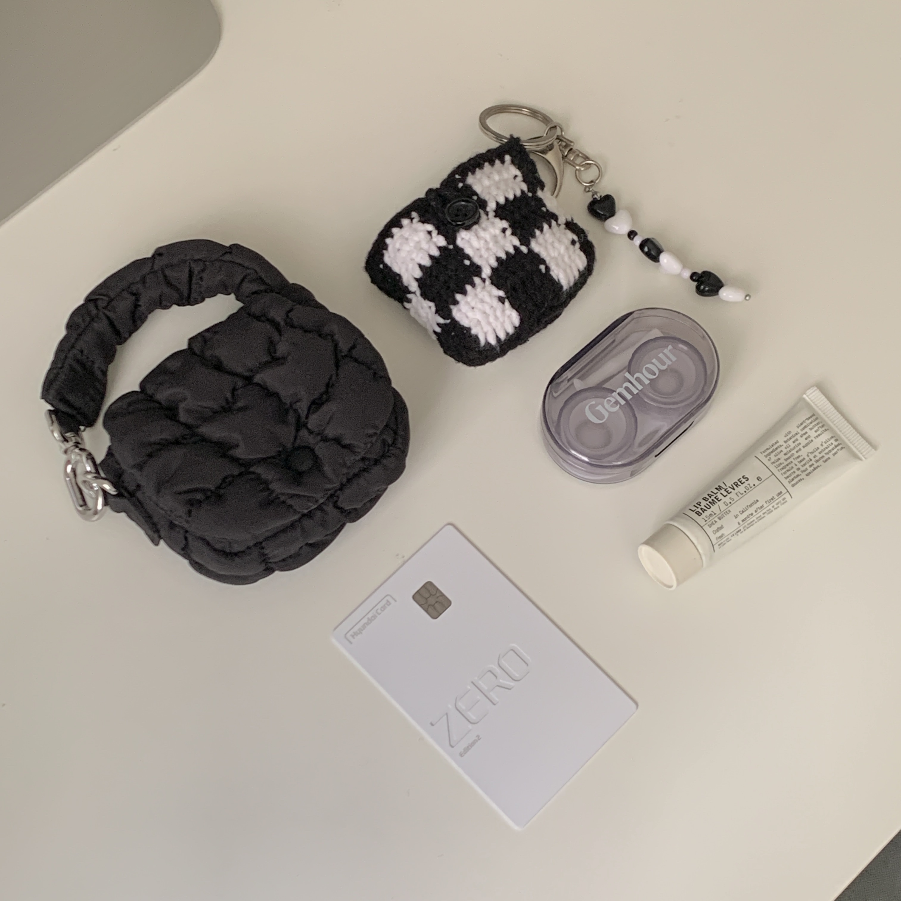 COS Quilted Nano Bag Black 착용 스타일