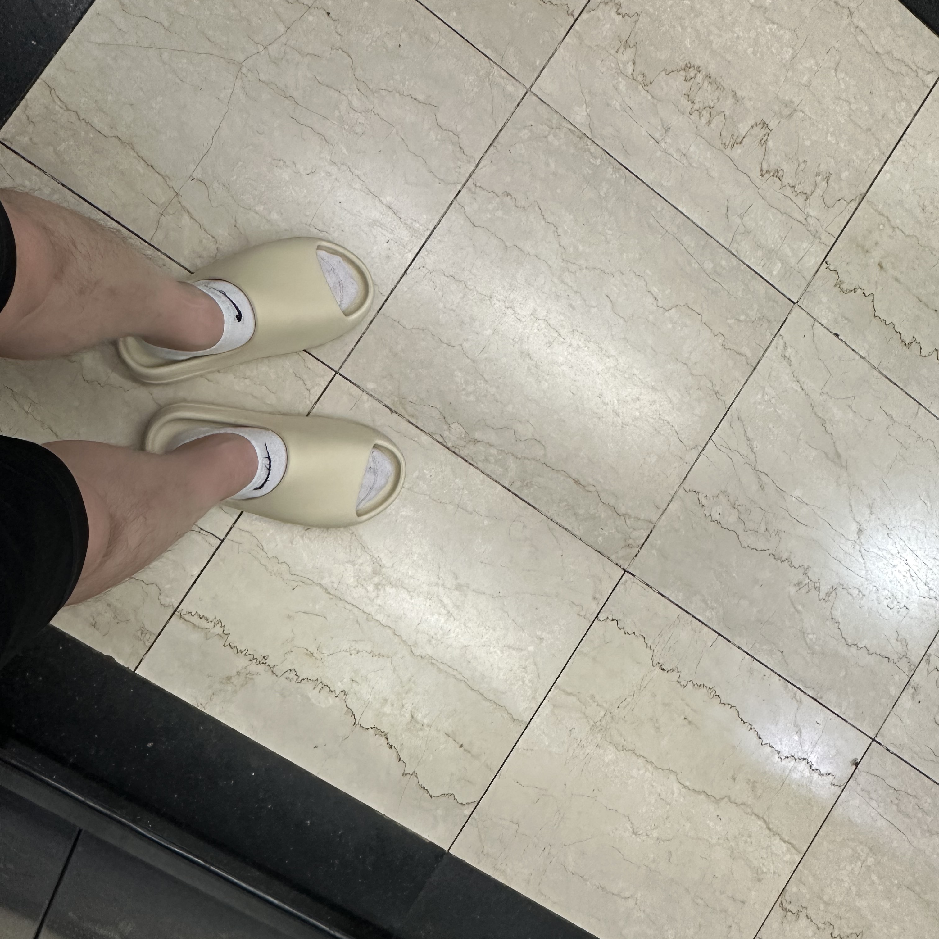 Adidas Yeezy Slide Bone 2022/2023 착용 스타일