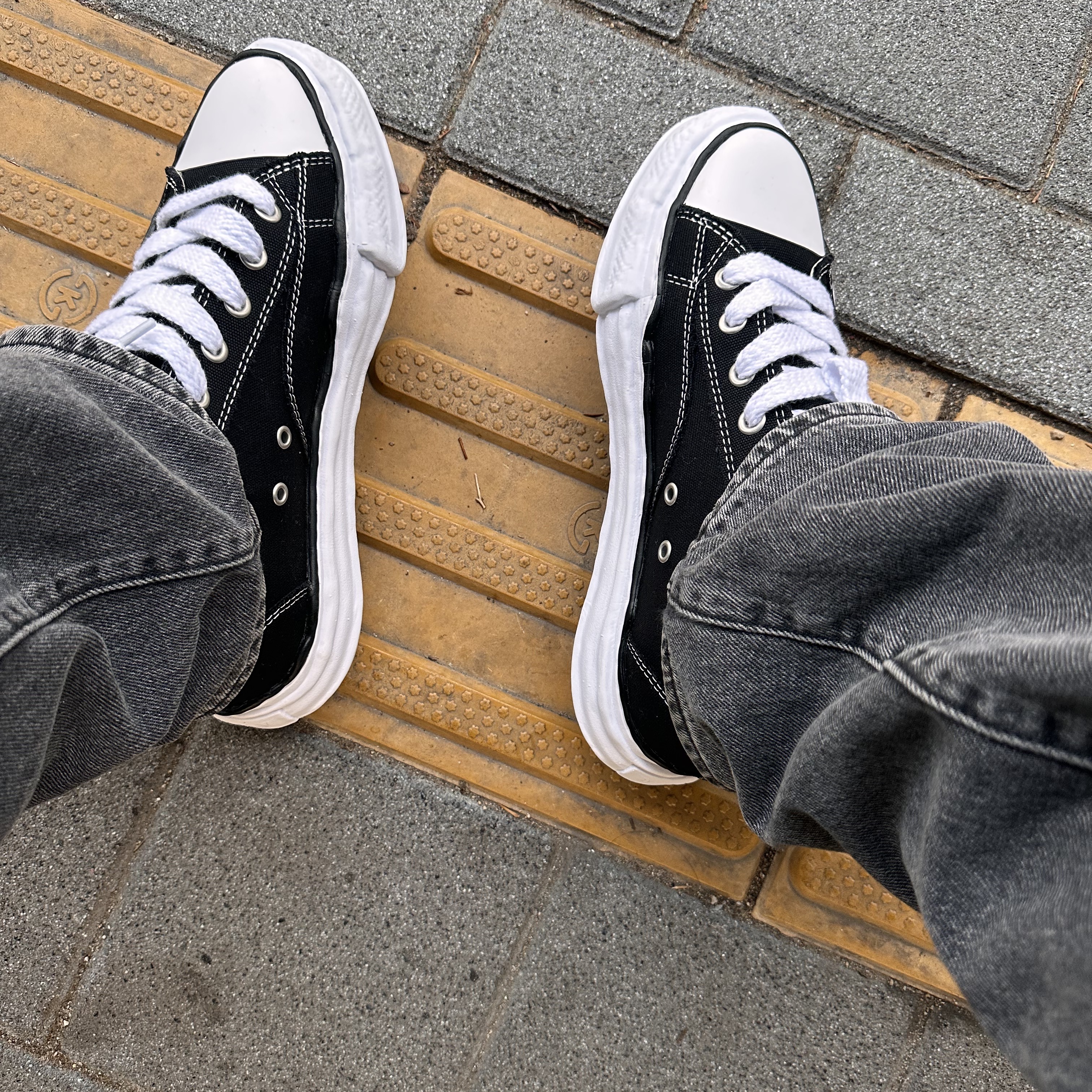 Maison Mihara Yasuhiro Peterson OG Sole Canvas Low Sneakers Black 착용 스타일 - 1
