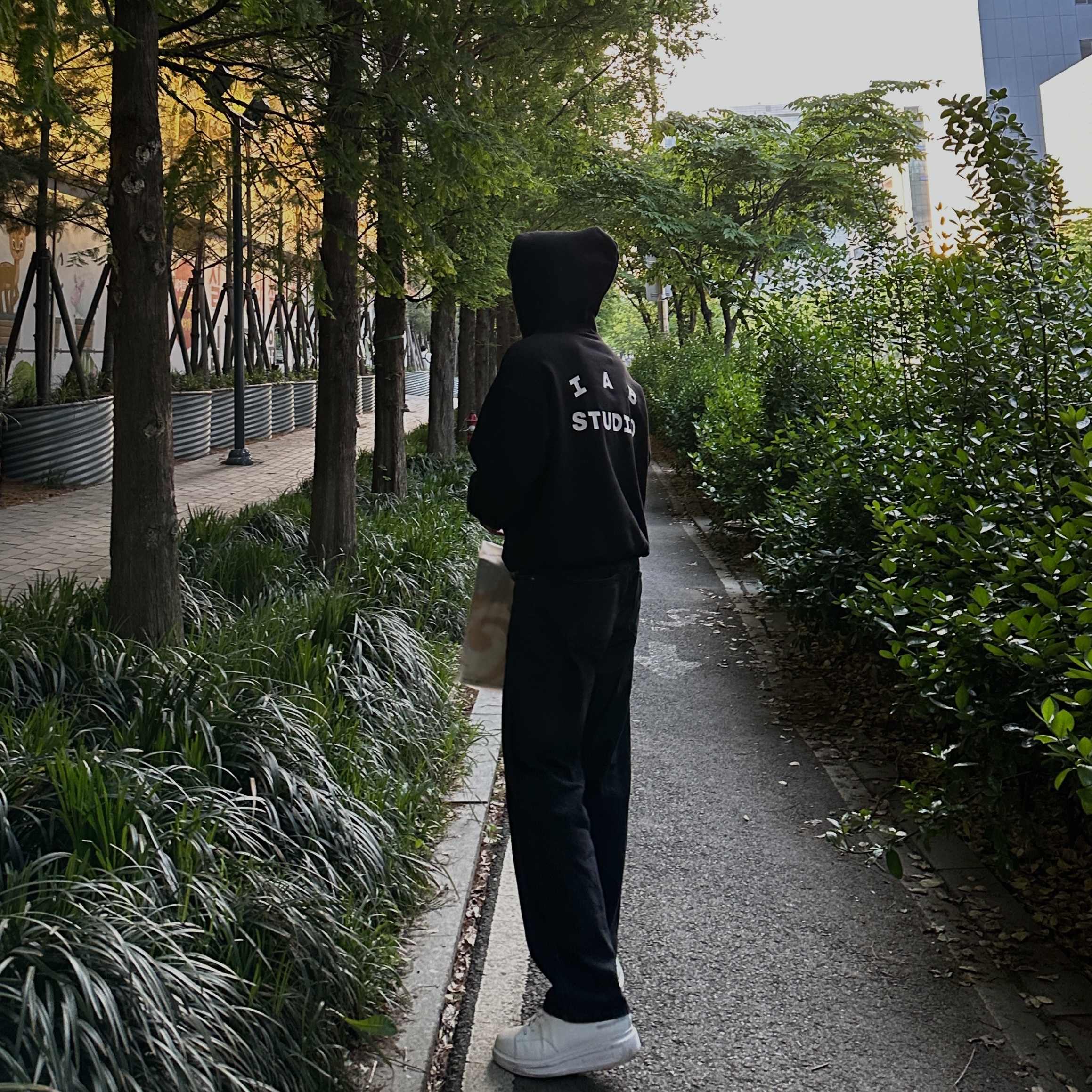 IAB Studio Hoodie Black White 착용 스타일