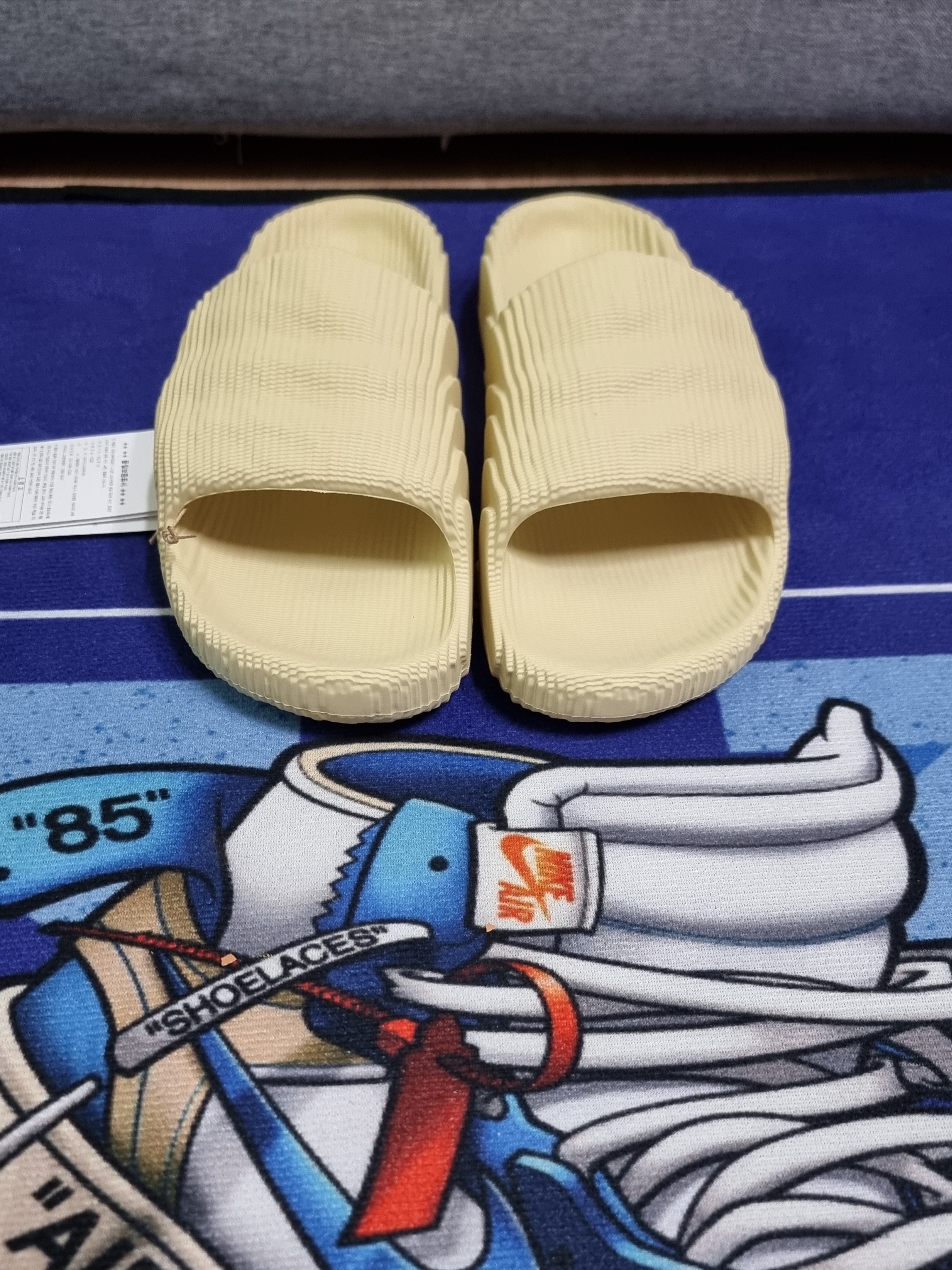 Adidas Adilette 22 Desert Sand 착용 스타일 - 1