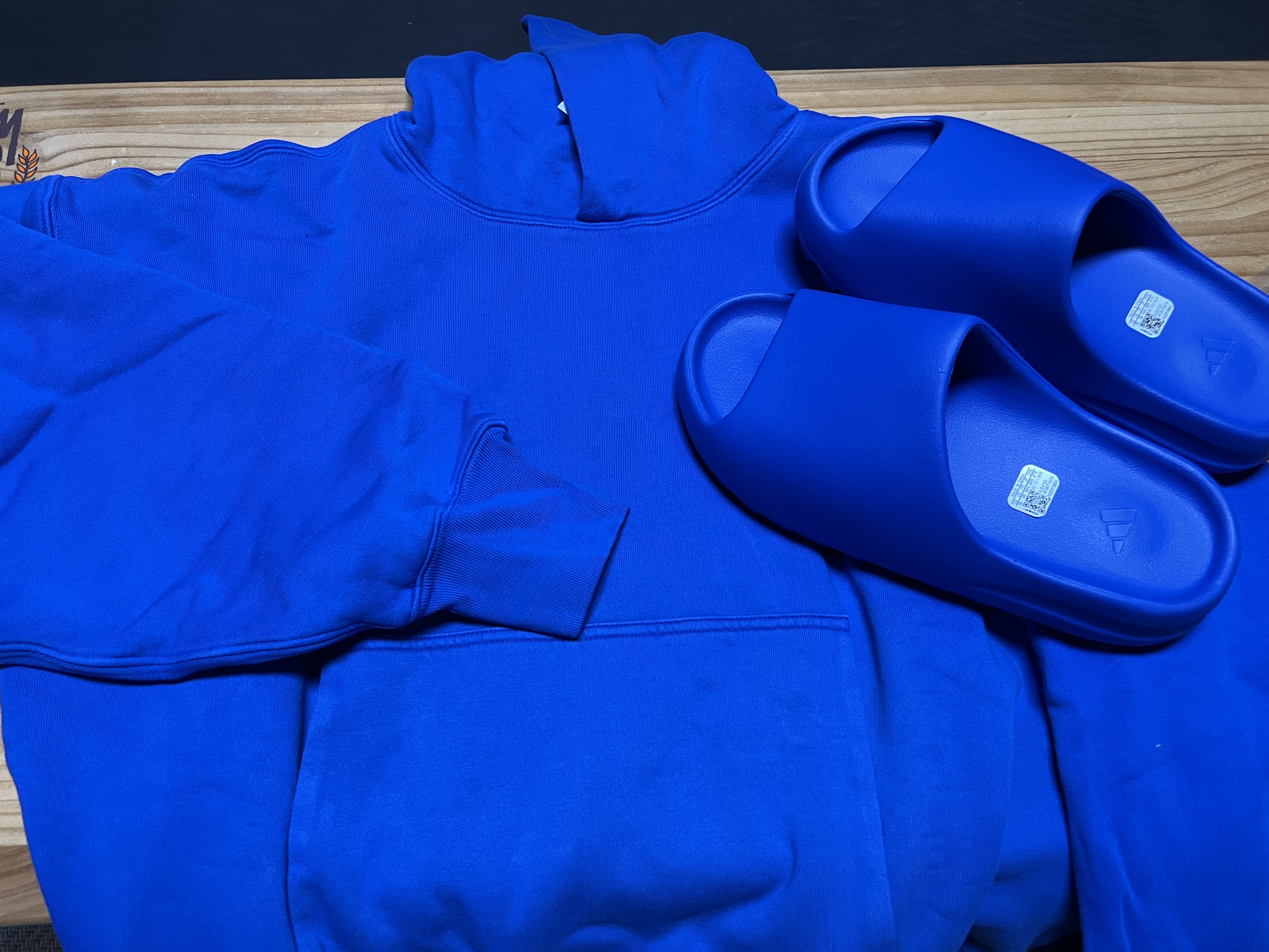 Yeezy Gap Hoodie Blue, Adidas Yeezy Slide Azure 착용 스타일