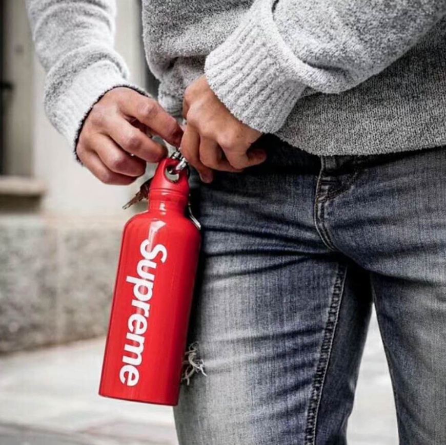 Supreme x Sigg Traveller 0.6L Water Bottle Red - 23SS 착용 스타일
