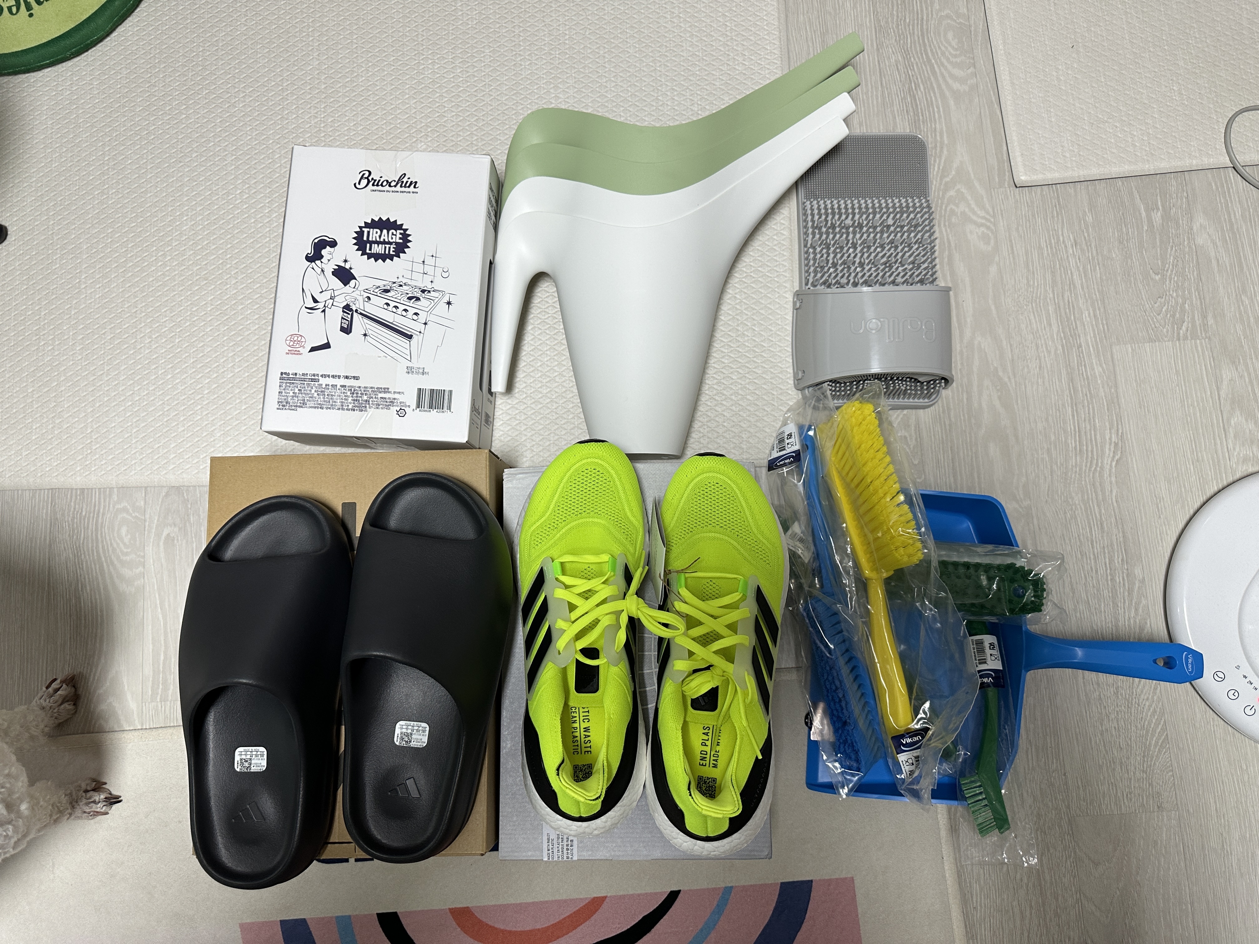 Adidas Yeezy Slide Onyx, Adidas Ultraboost 22 Almost Lime 착용 스타일