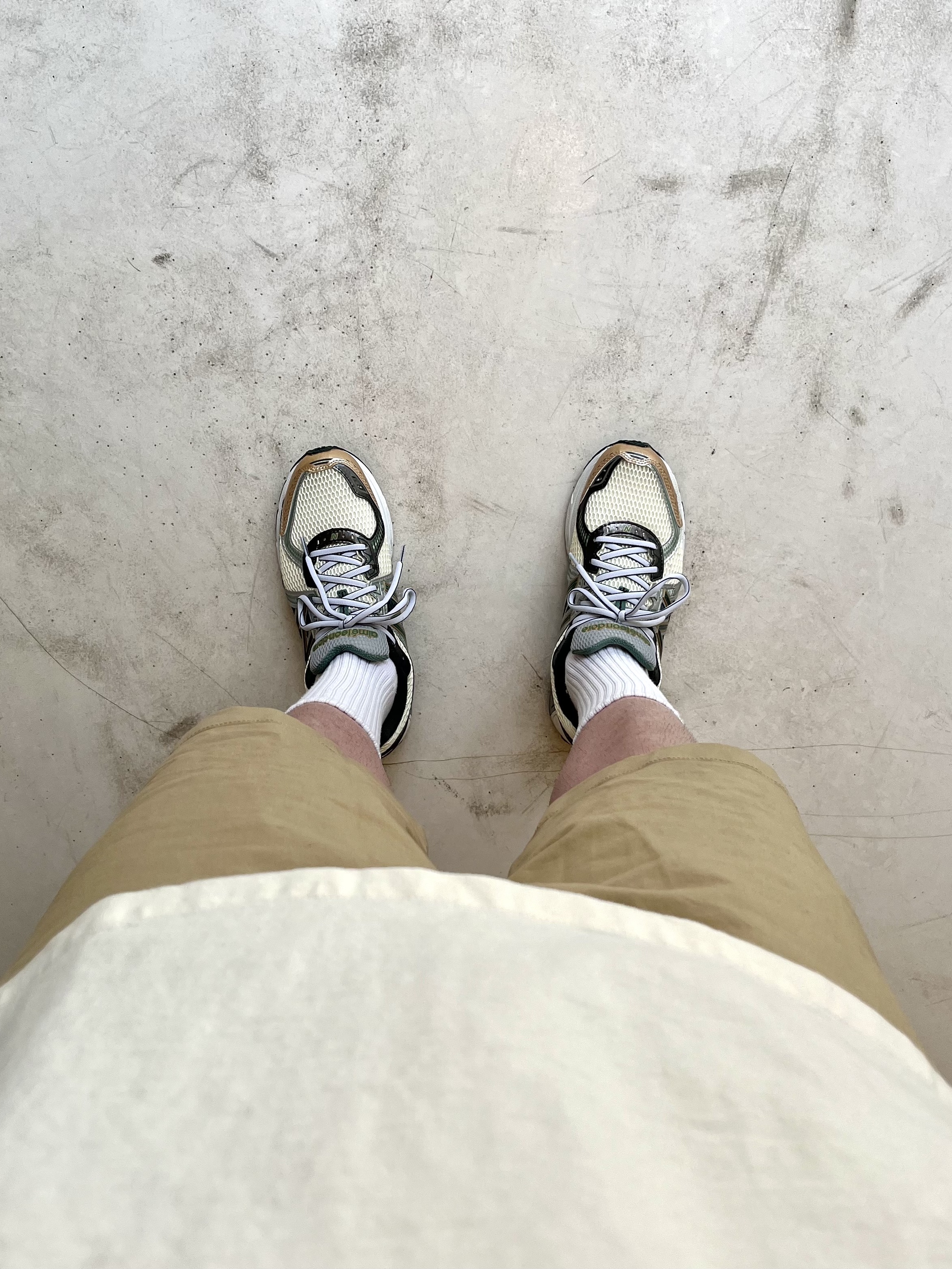 New Balance x Aime Leon Dore 860v2 Green, Jil Sander Logo T-Shirt Natural 착용 스타일 - 2