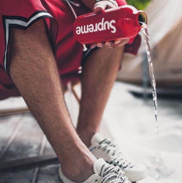 Supreme x Sigg Traveller 0.6L Water Bottle Red - 23SS 착용 스타일