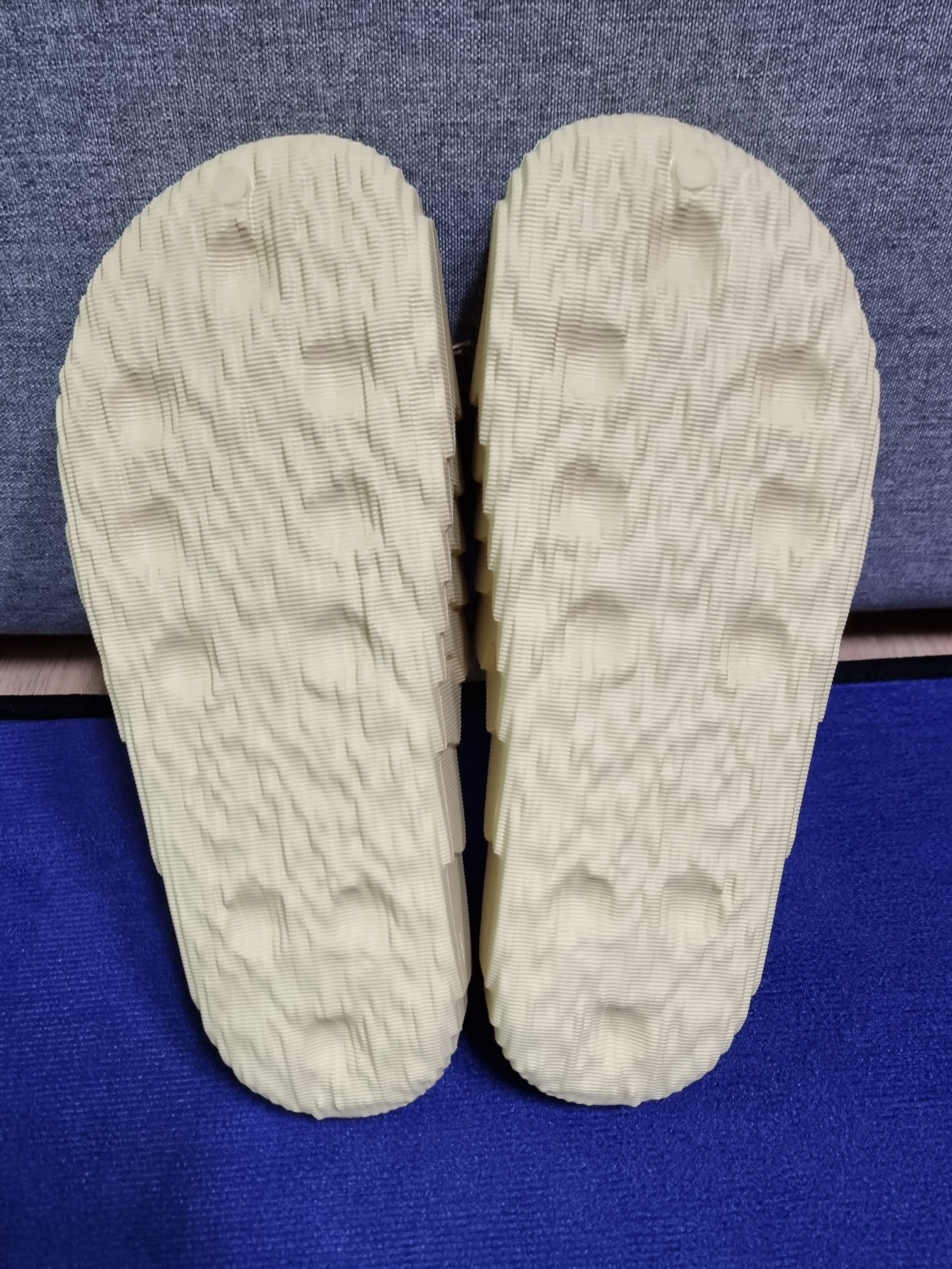 Adidas Adilette 22 Desert Sand 착용 스타일 - 4