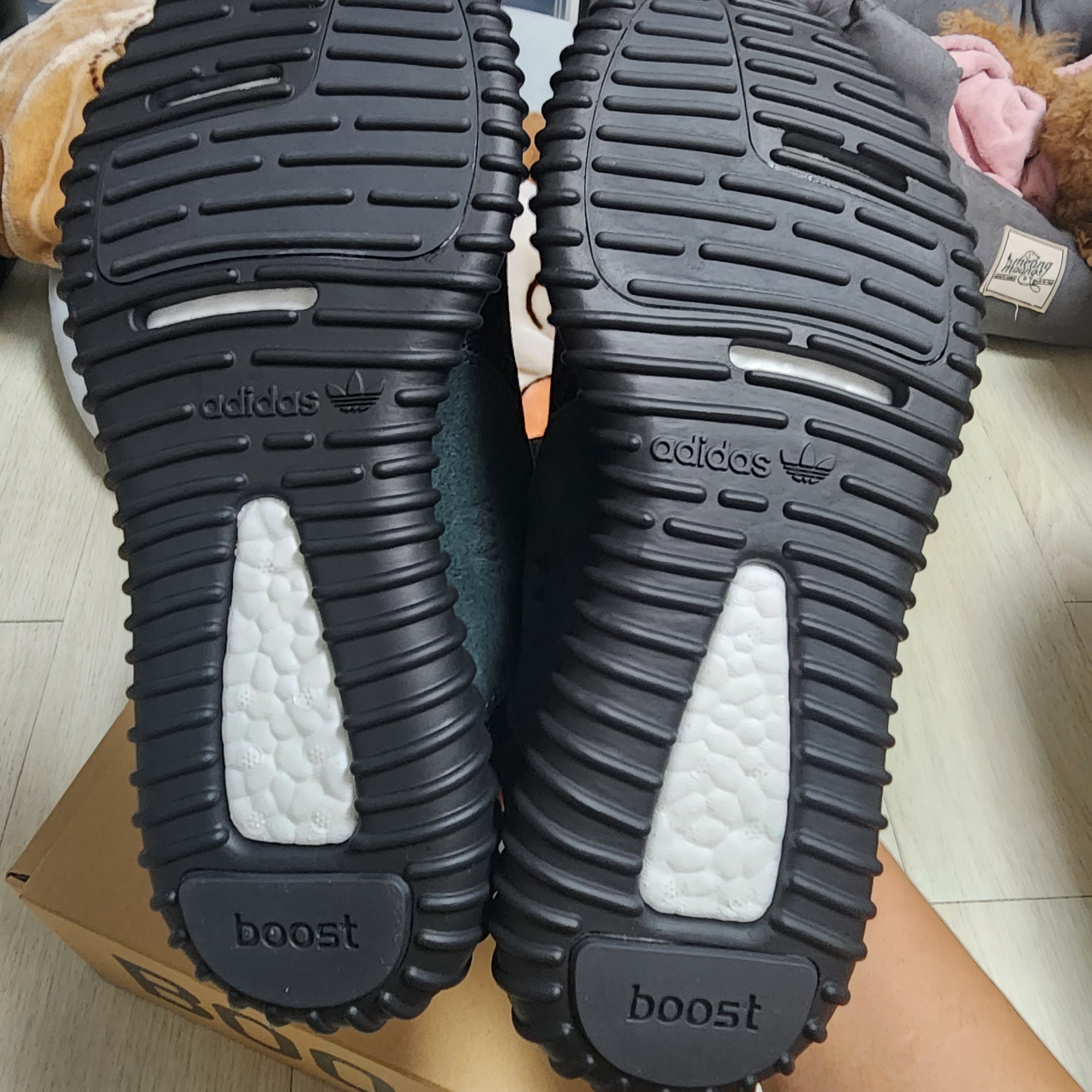 Adidas Yeezy Boost 350 Pirate Black 2023 착용 스타일 - 3