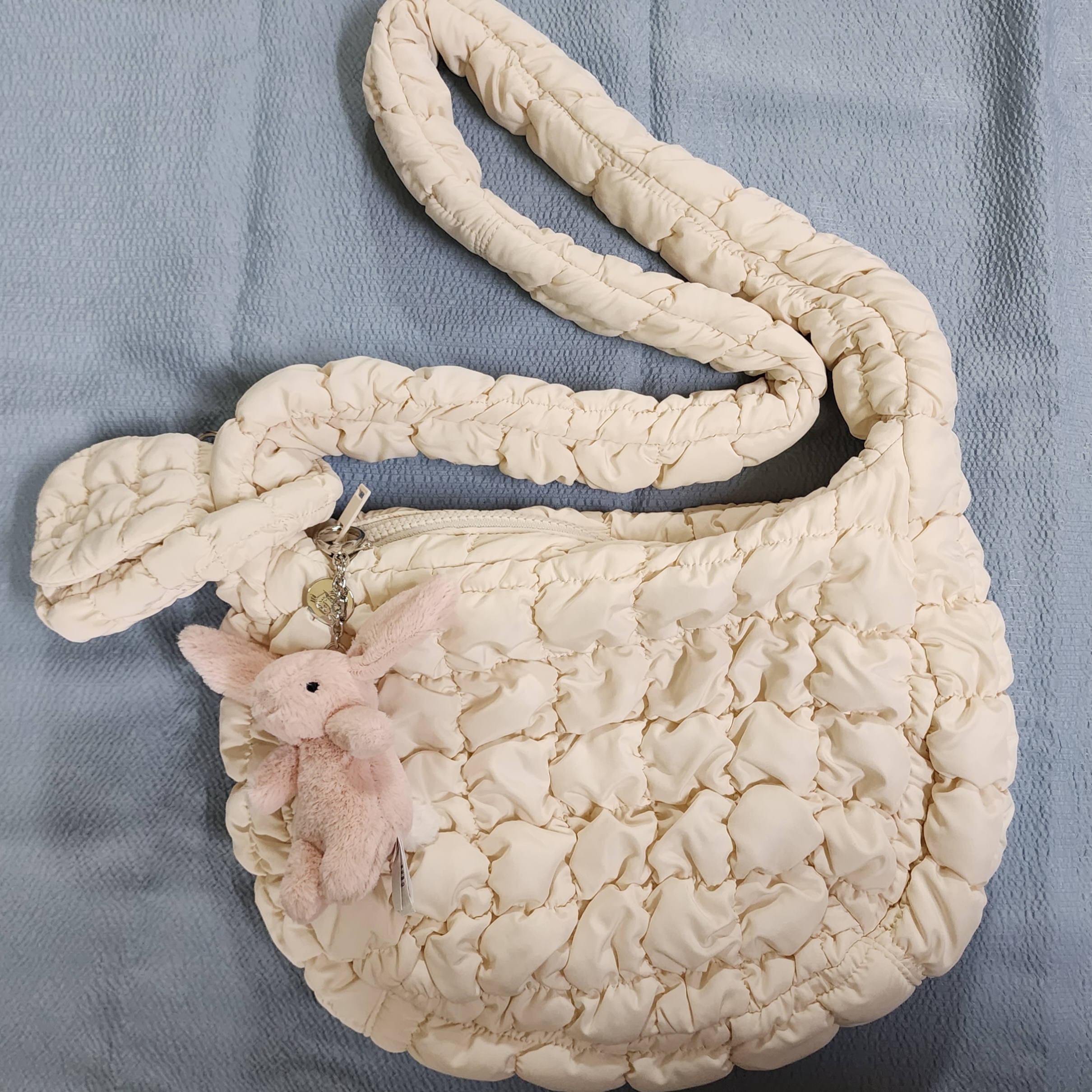 COS Quilted Messenger Bag Beige, Jellycat Bashful Bunny Bag Charm Blush 착용 스타일 - 2