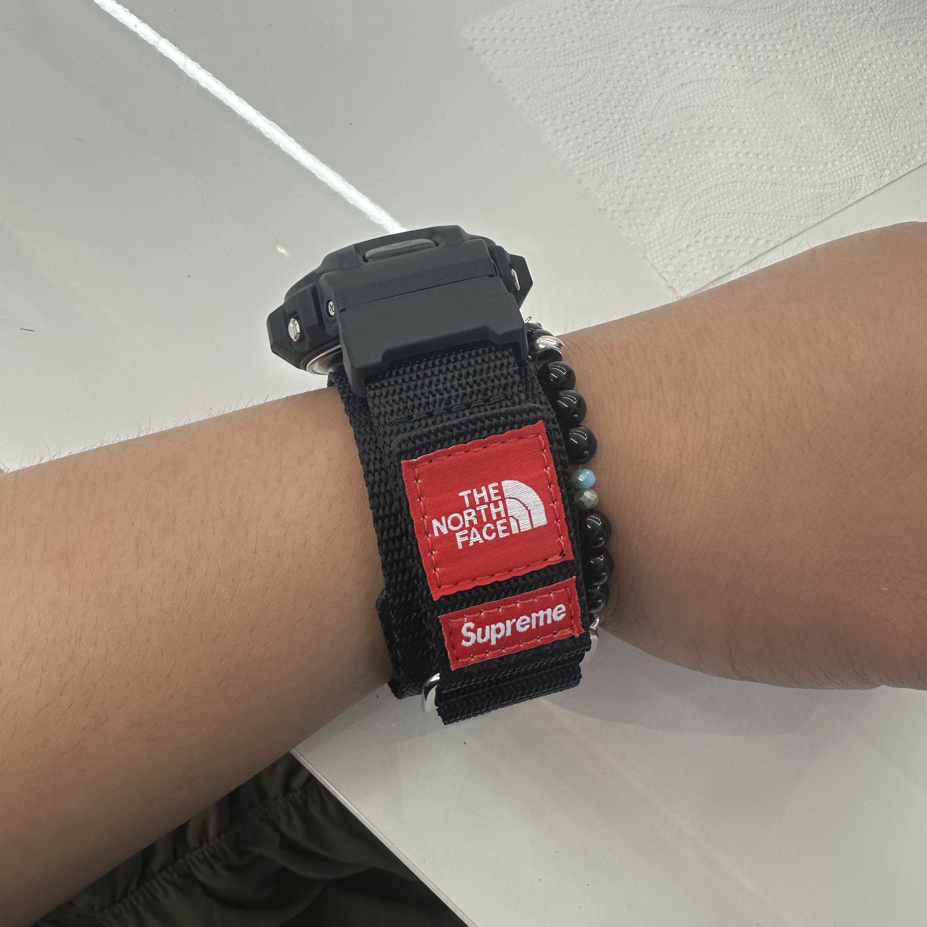 Casio G-Shock x Supreme x The North Face DW-6900 Black 착용 스타일
