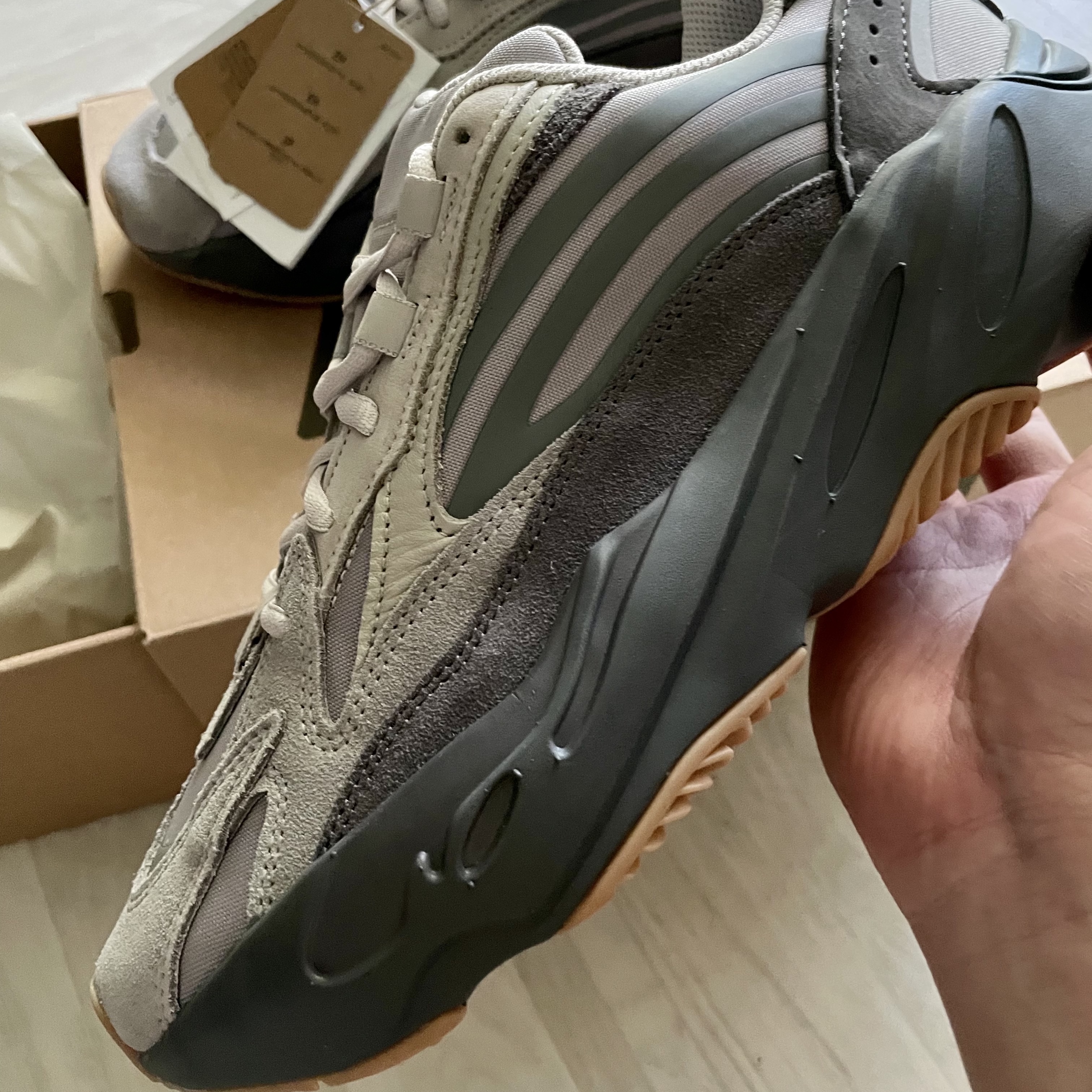 Adidas Yeezy Boost 700 V2 Tephra 2023 착용 스타일 - 2