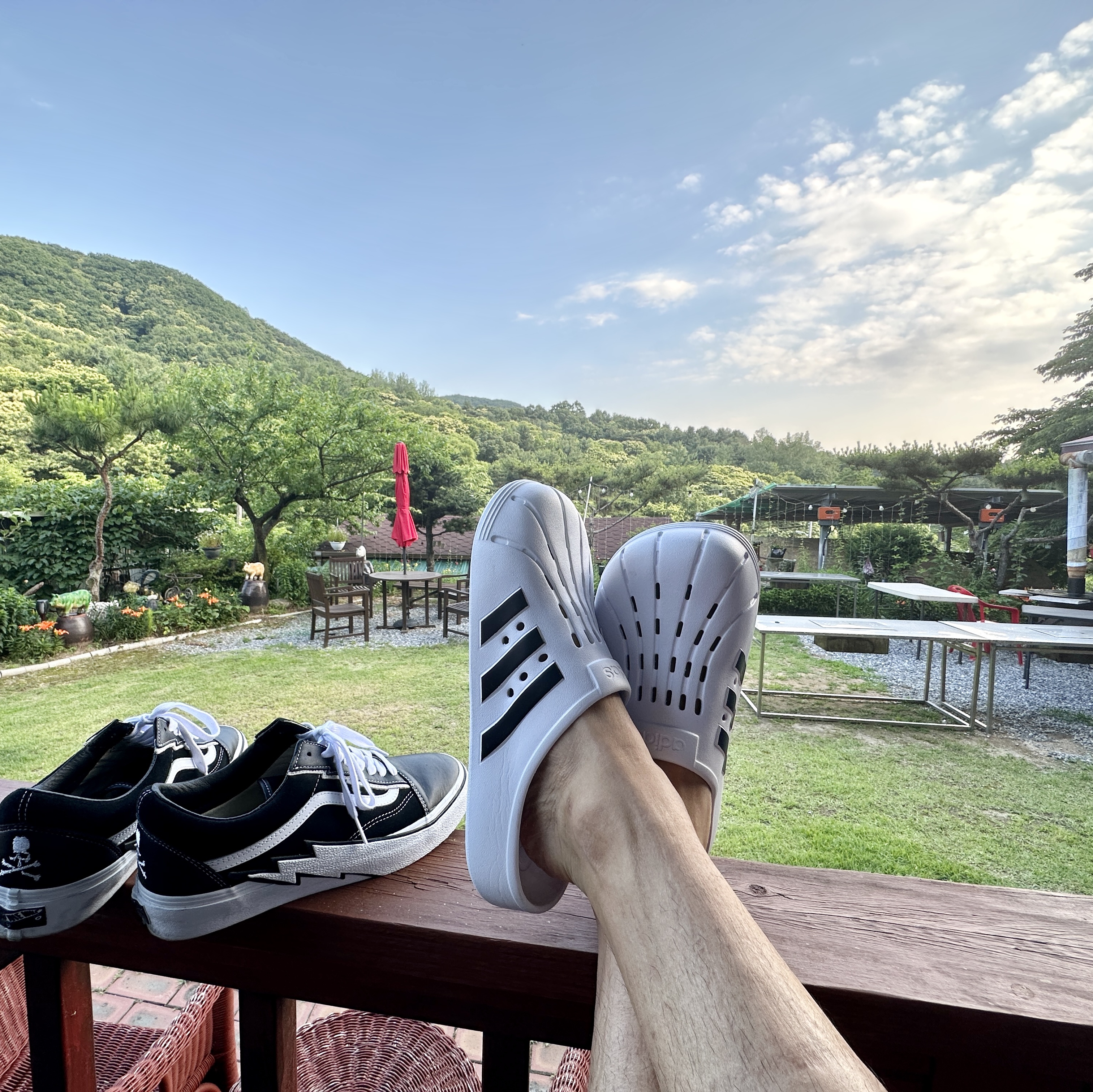 Vans Vault x Mastermind World Old Skool Bolt Black, Adidas Adilette Clog White Black 착용 스타일 - 5