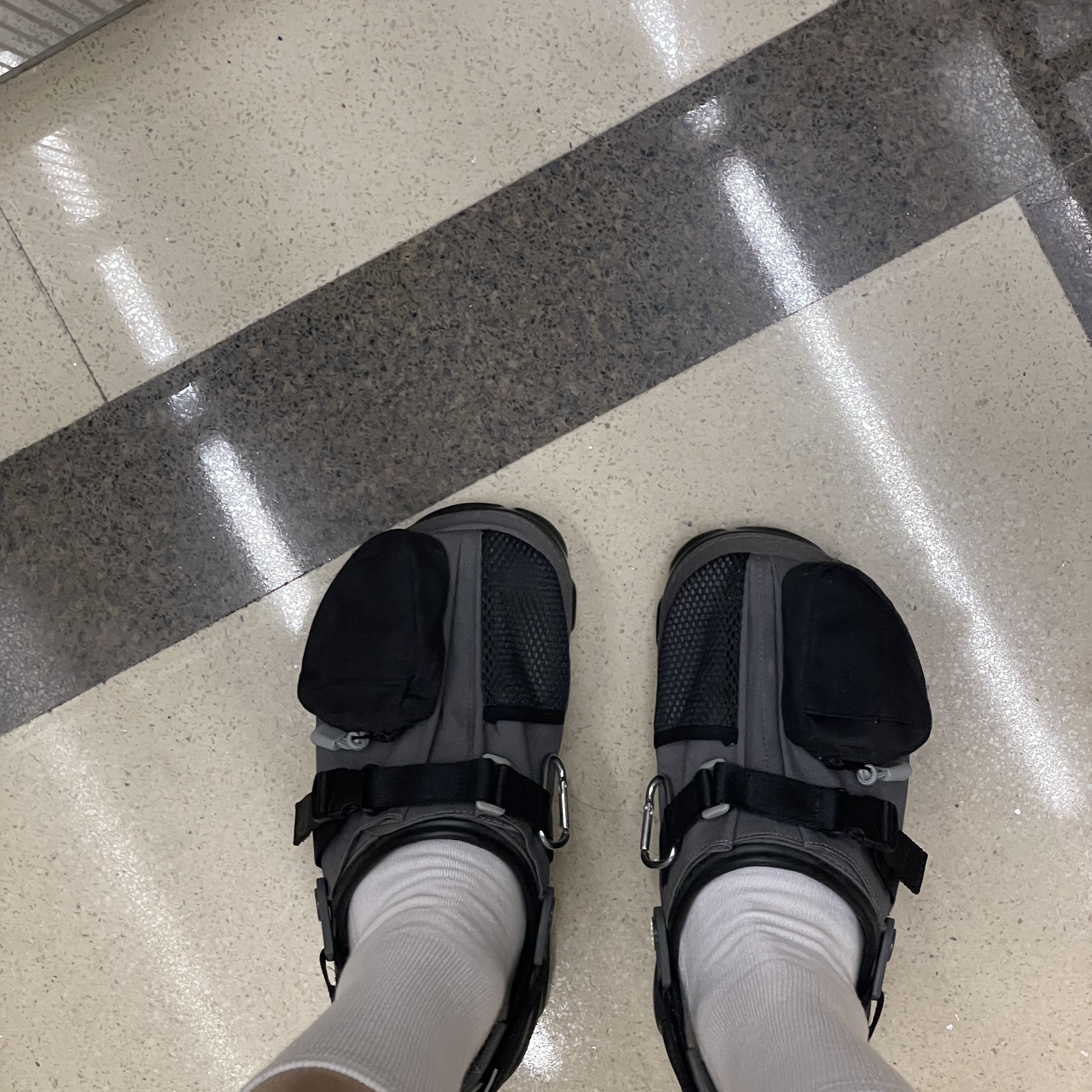 Crocs x Beams Classic All Terrain Mountain Parka Clog Grey 착용 스타일