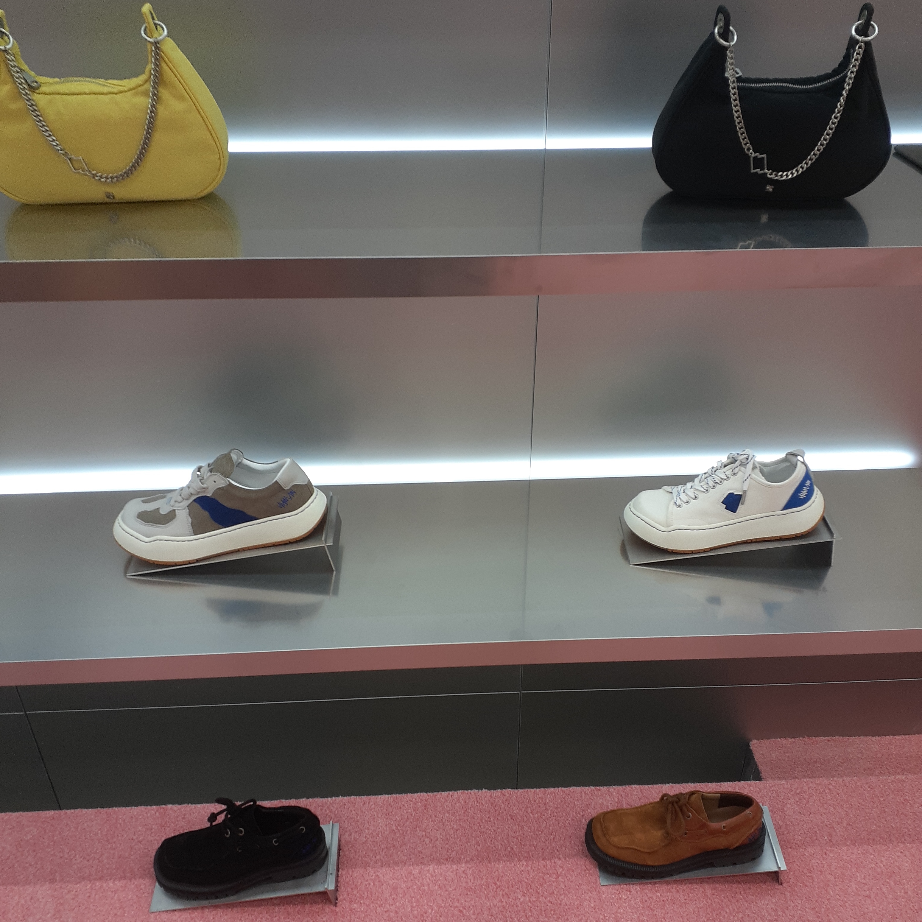 Ader Error Log; baus Gray, Ader Error Log; Canv White 착용 스타일