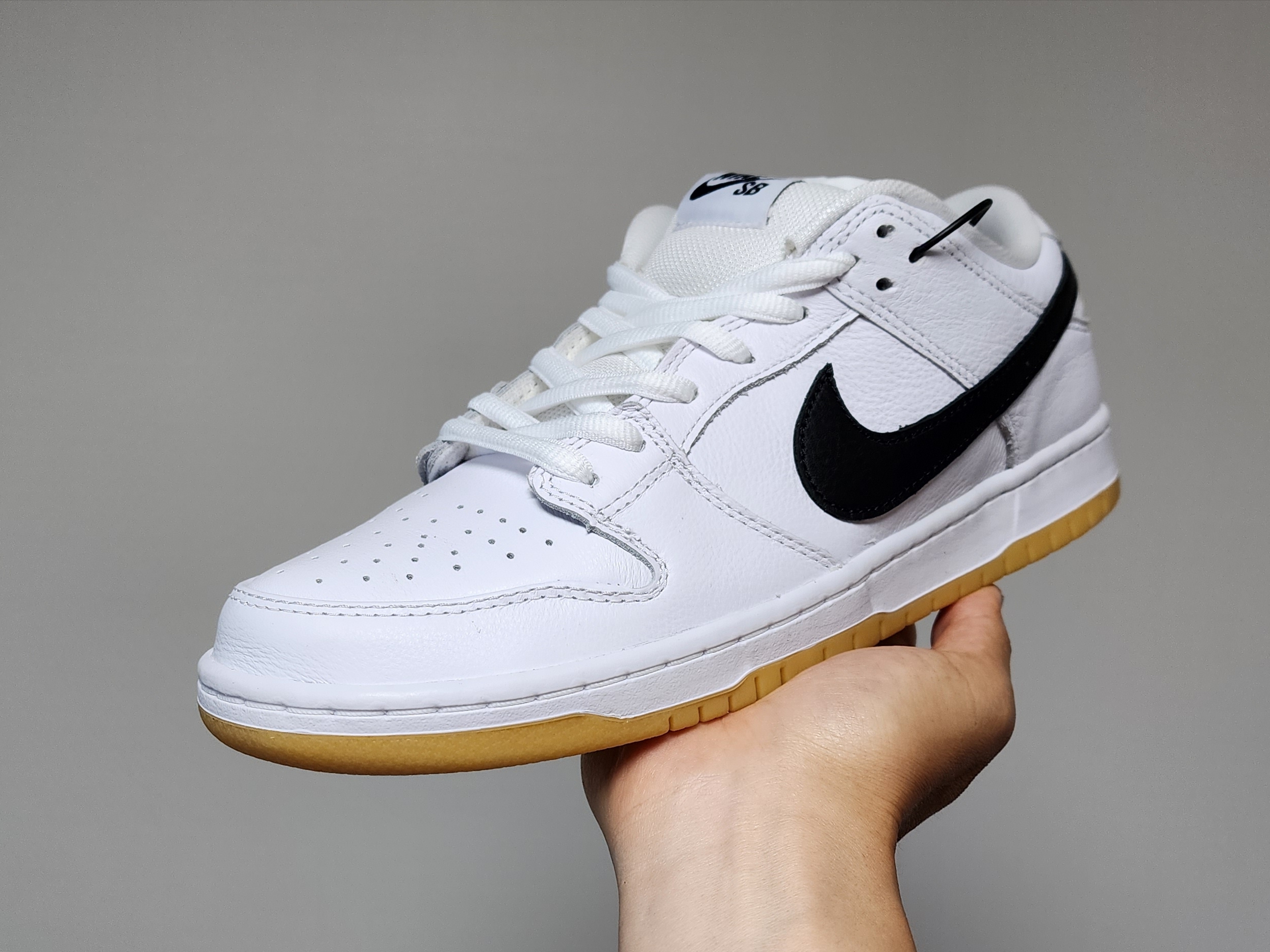 Nike SB Dunk Low Pro White and Gum Light Brown 착용 스타일