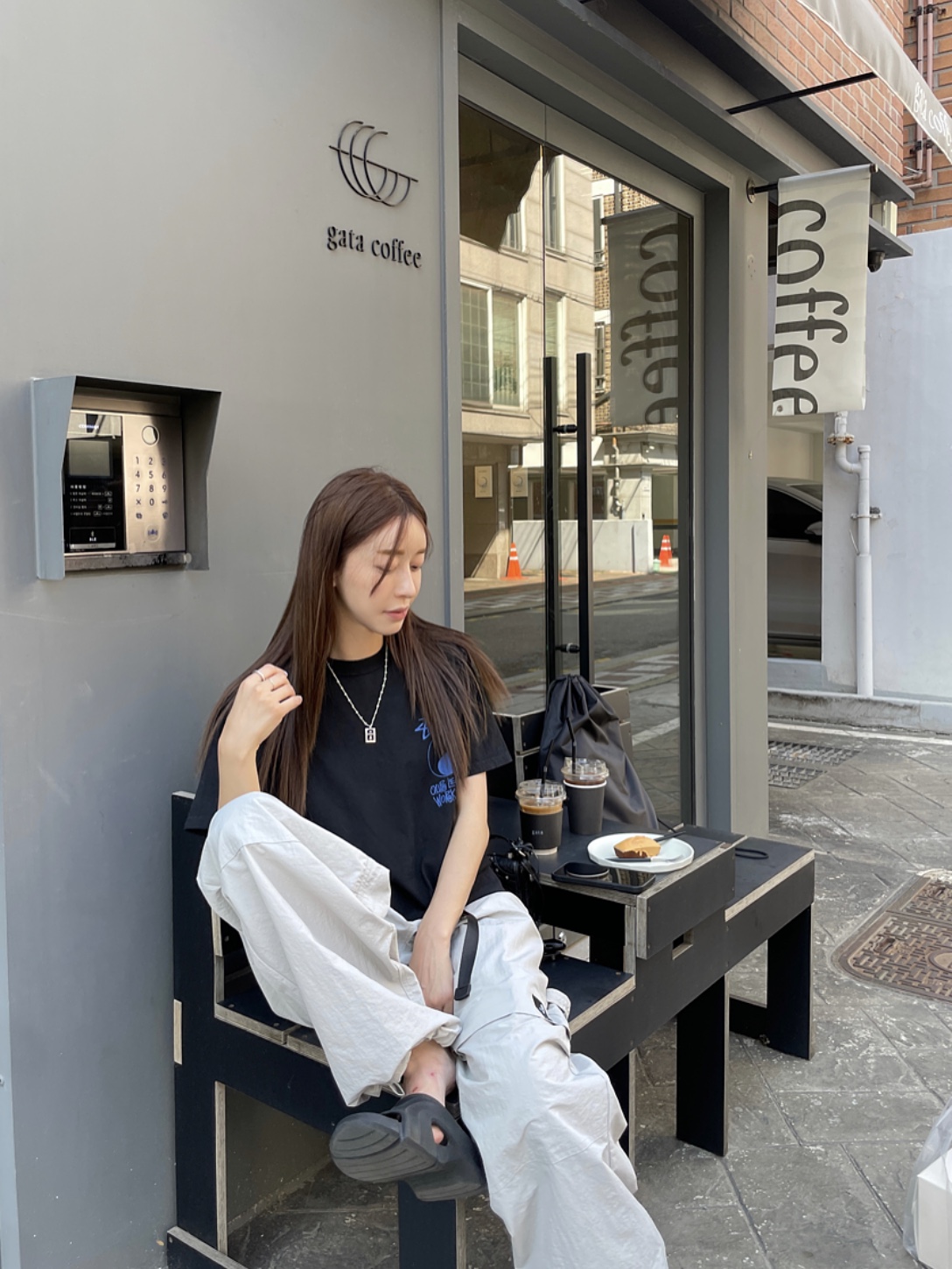 스투시 x 아워레가시 프레임 피그먼트 다이드 티셔츠 블랙, 발렌시아가 아레나 램스킨 에이지드 실버 하드웨어 르 카골 XS 플랩백 블랙 착용 스타일 - 2