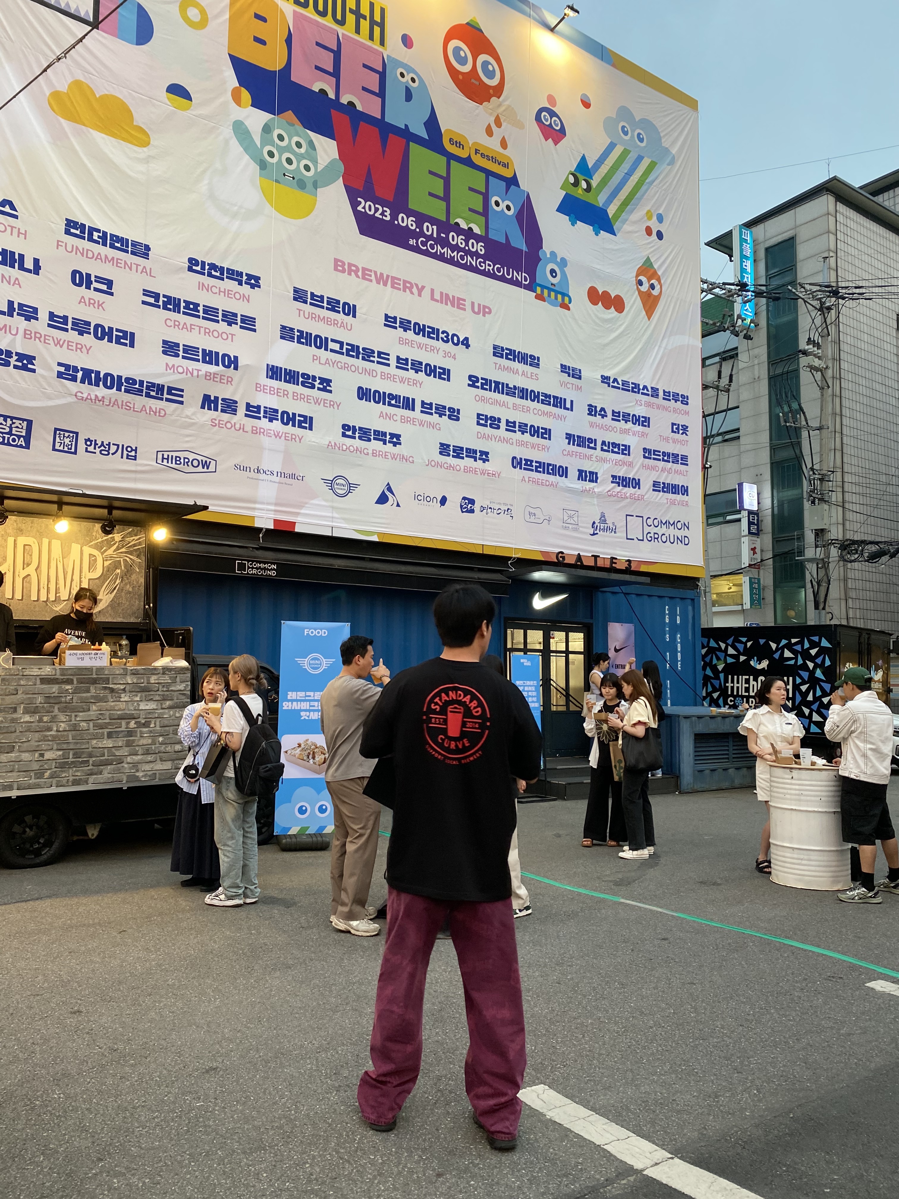 스투시 월드와이드 빅 올 진 푸시아, 뉴발란스 x JJJ자운드 990v4 네이비 착용 스타일 - 2