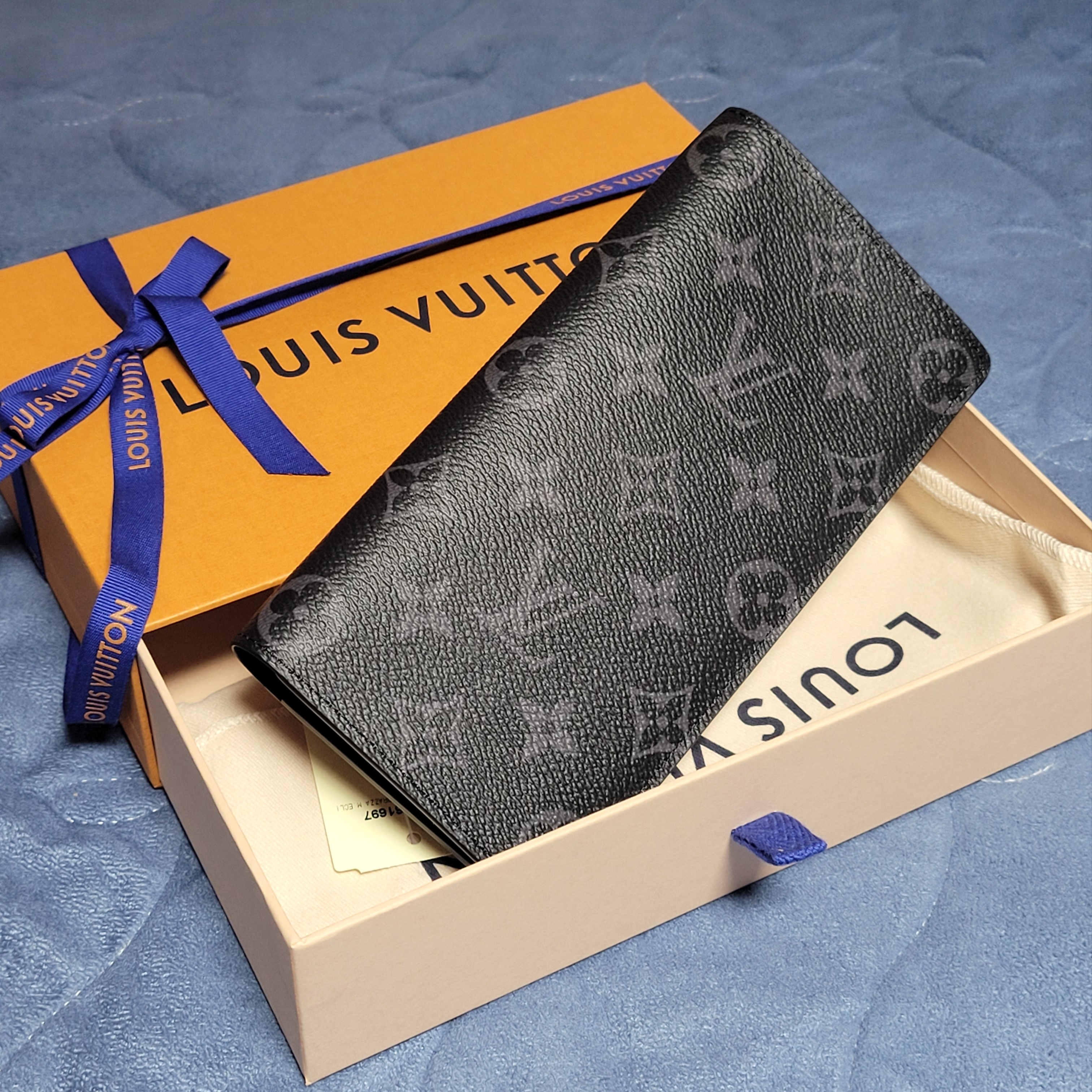 Louis Vuitton Brazza Wallet Monogram Eclipse 착용 스타일