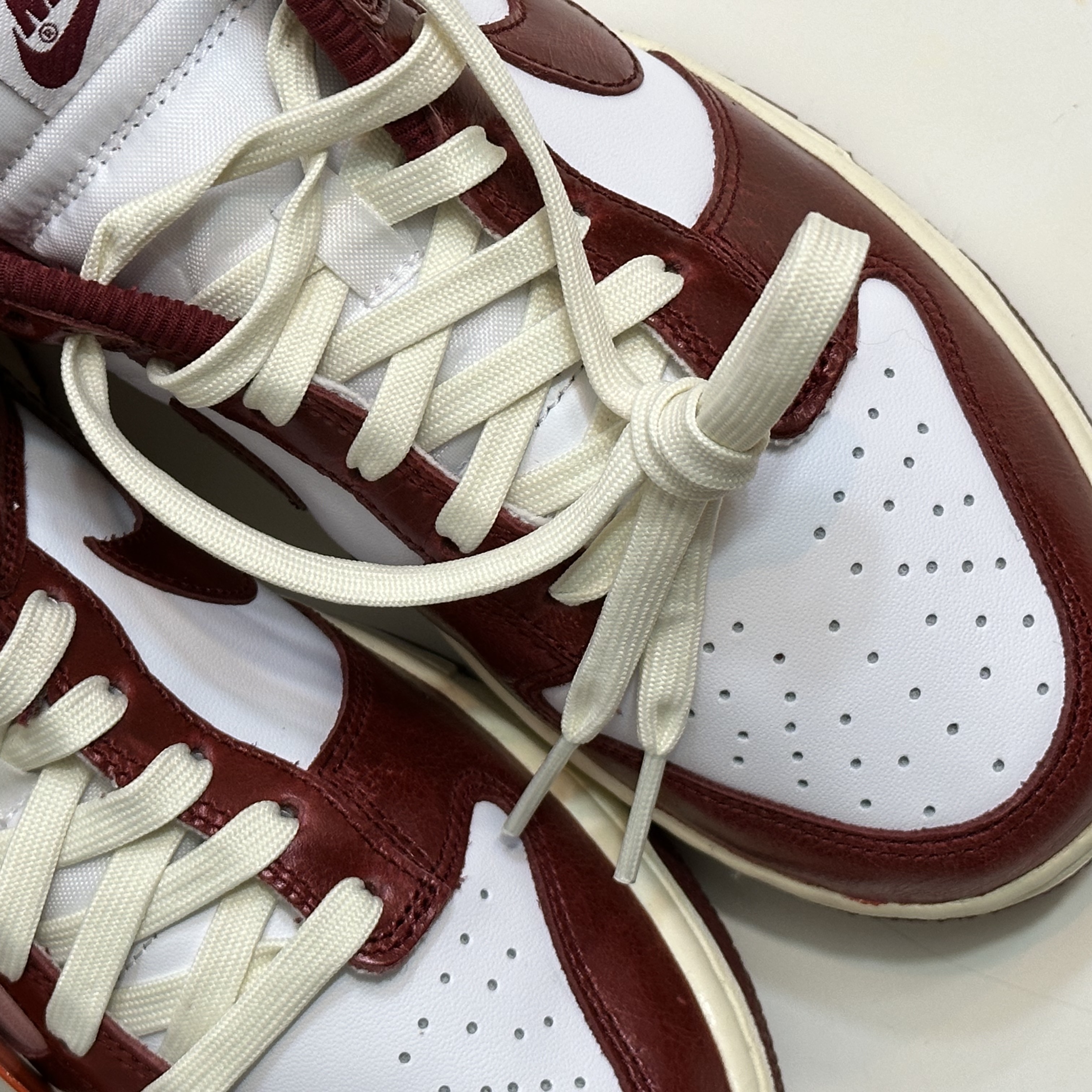 (W) Nike Dunk Low Retro PRM Team Red and White 착용 스타일 - 3
