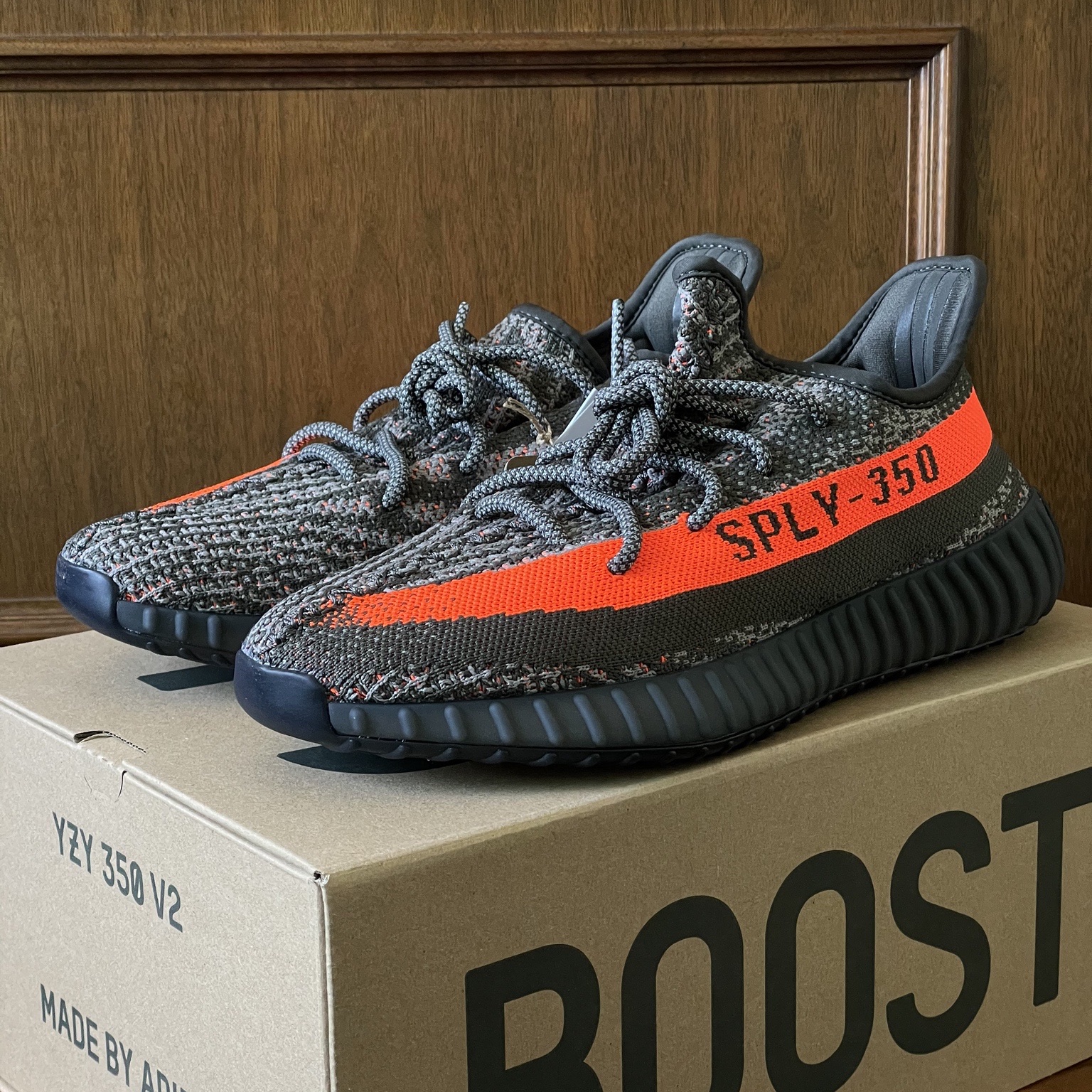 Adidas Yeezy Boost 350 V2 Carbon Beluga 착용 스타일 - 2