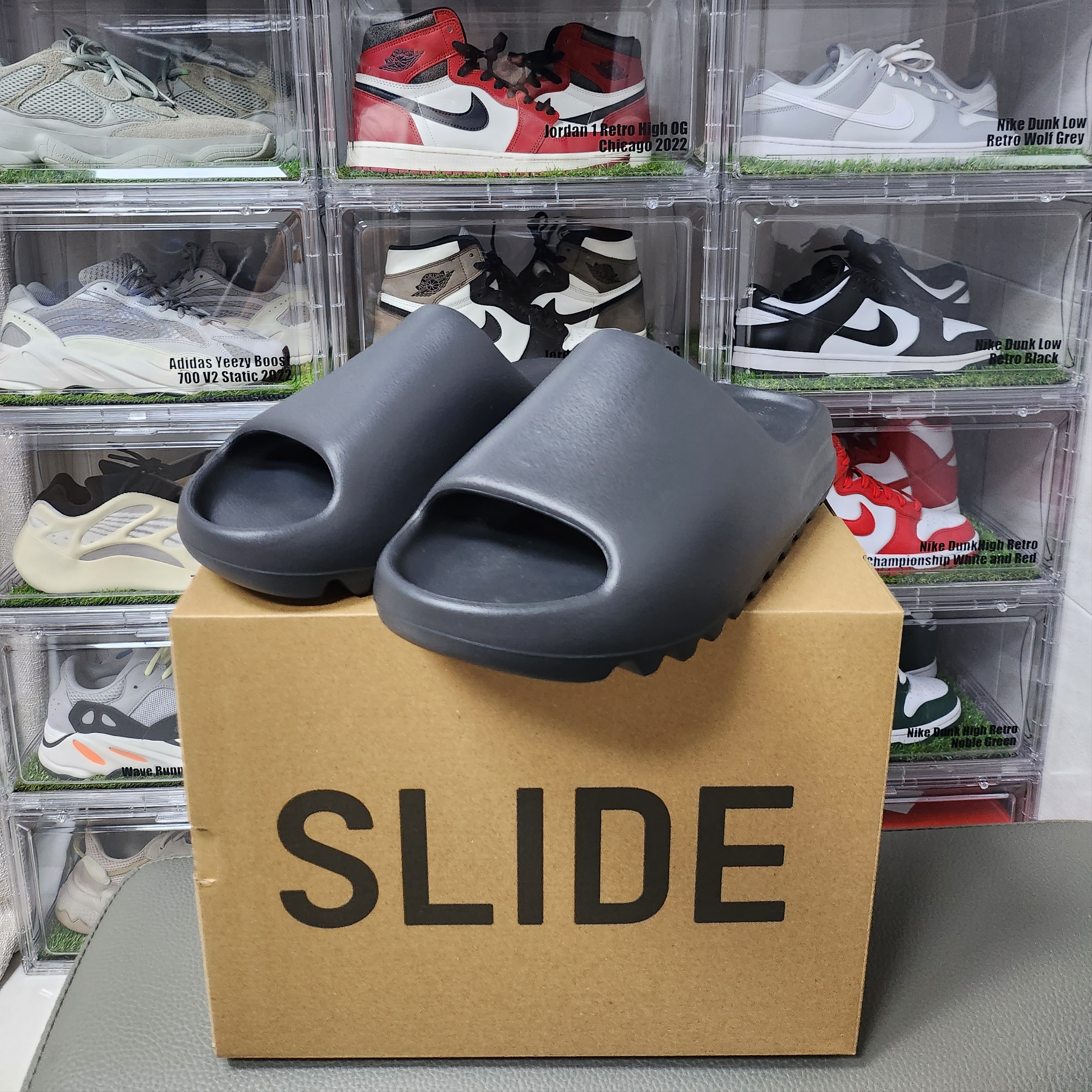 Adidas Yeezy Slide Onyx, Adidas Yeezy Slide Azure 착용 스타일 - 2