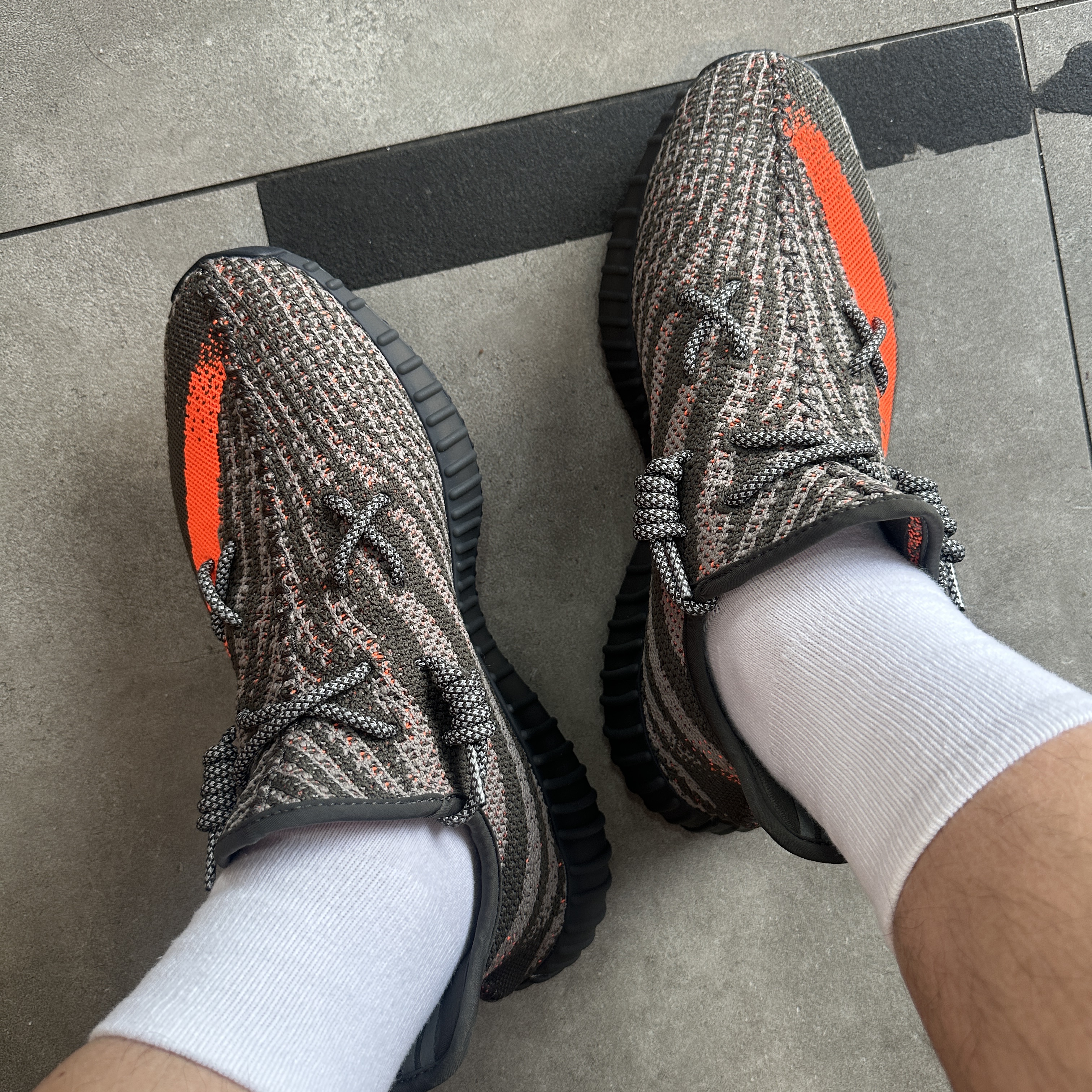 Adidas Yeezy Boost 350 V2 Carbon Beluga 착용 스타일