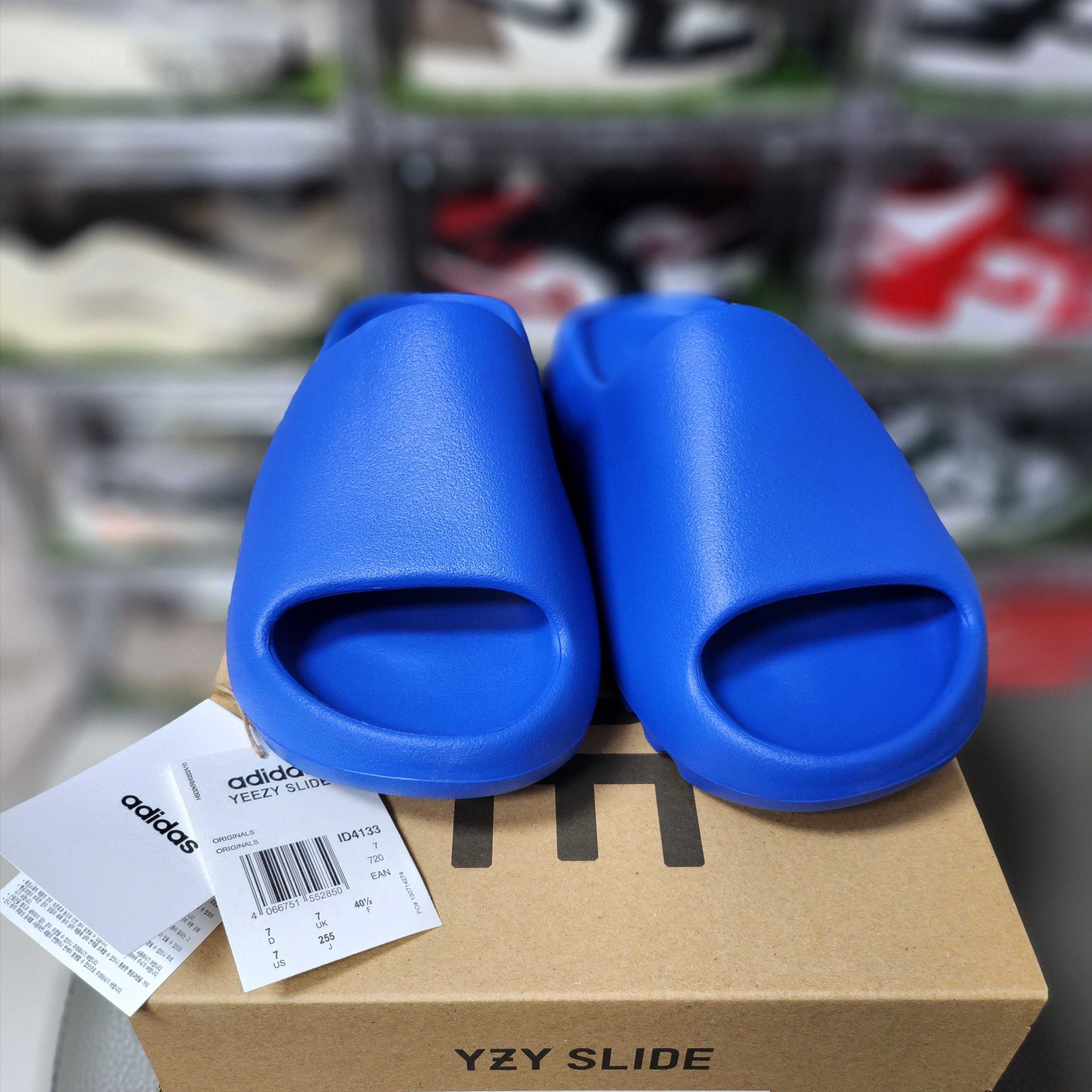 Adidas Yeezy Slide Onyx, Adidas Yeezy Slide Azure 착용 스타일 - 3
