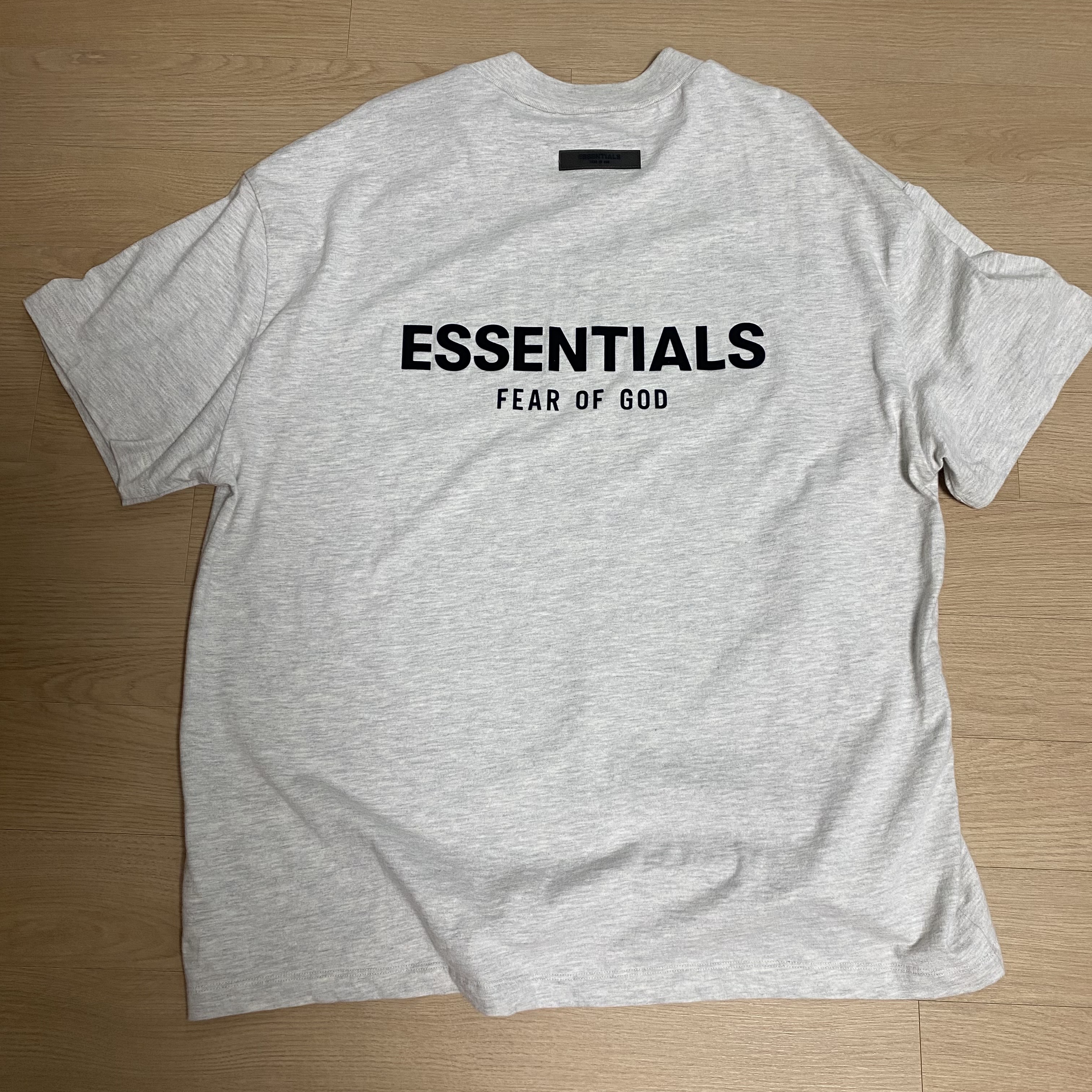 Essentials The Core Collection T-Shirt Light Oatmeal, Essentials The Core Collection Sweatshorts Light Oatmeal 착용 스타일 - 2