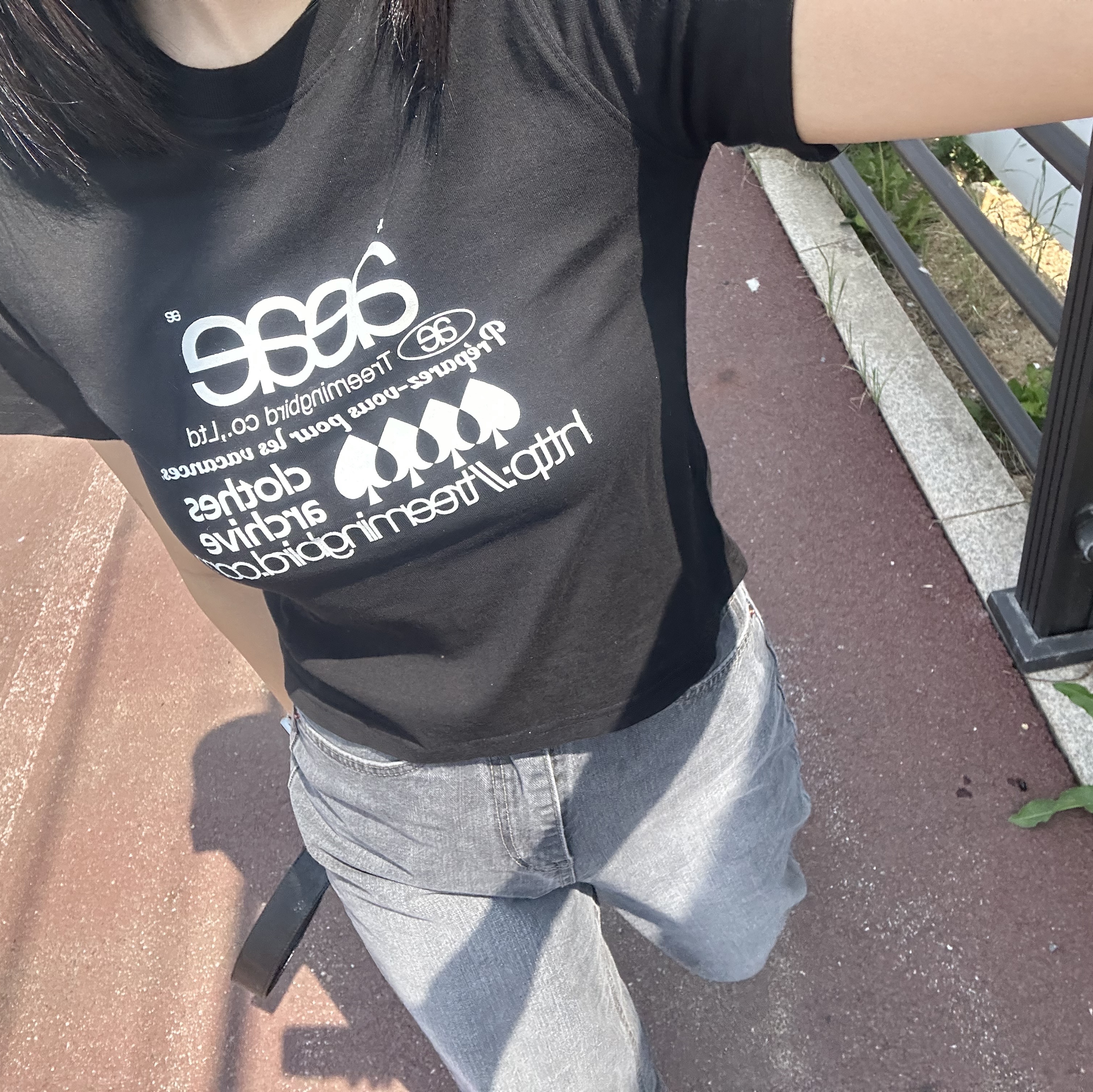 (W) 에이이에이이 x 트리밍버드 웹 로고 크롭 티셔츠 블랙 착용 스타일 - 1