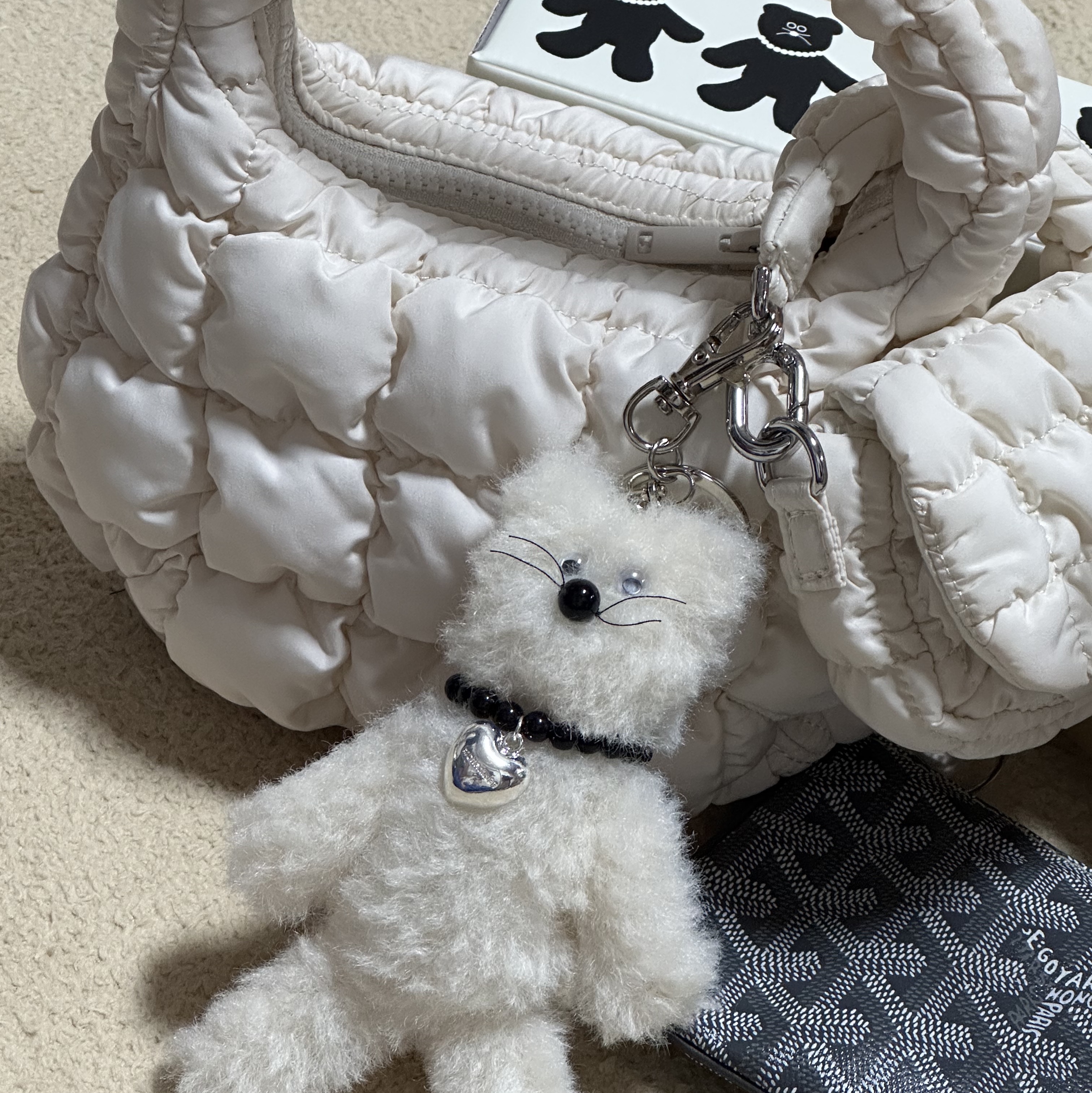 [KREAM 단독] Monamhee Creami Keyring Cream, COS Quilted Micro Bag Off White 착용 스타일