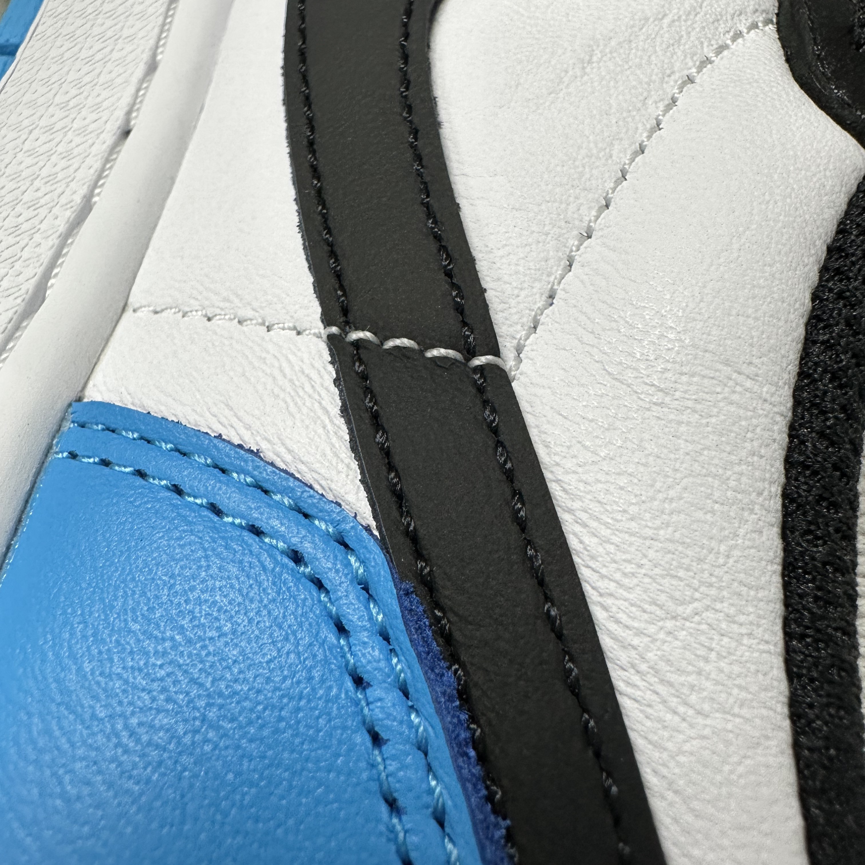 Jordan 1 Retro Low OG Black and Dark Powder Blue 착용 스타일 - 1