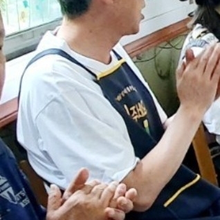 Maison Kitsune Profile Fox Patch Pocket T-Shirt White 착용 스타일 - 2