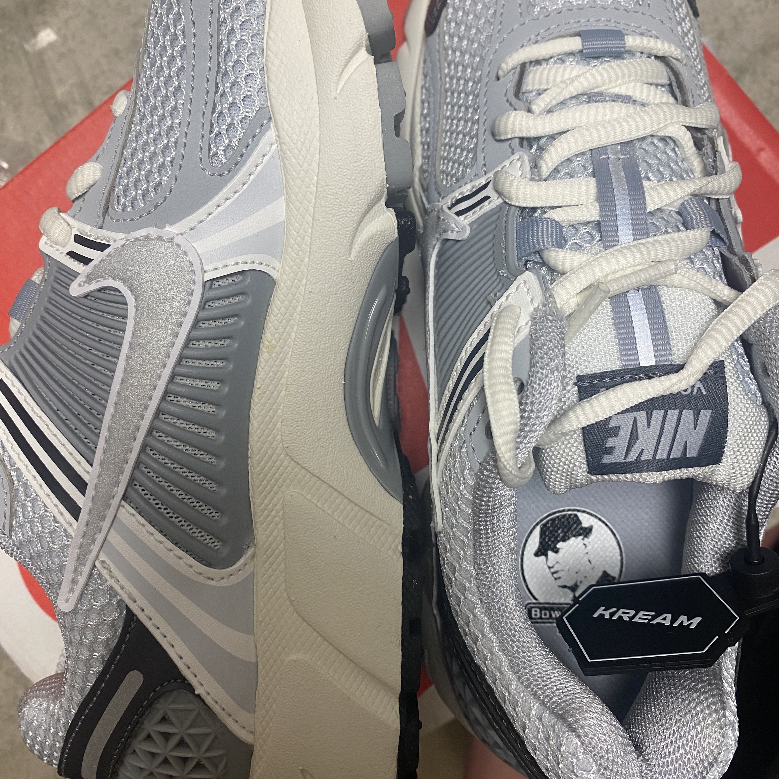 (W) Nike Zoom Vomero 5 Pure Platinum Metallic Silver 착용 스타일 - 3