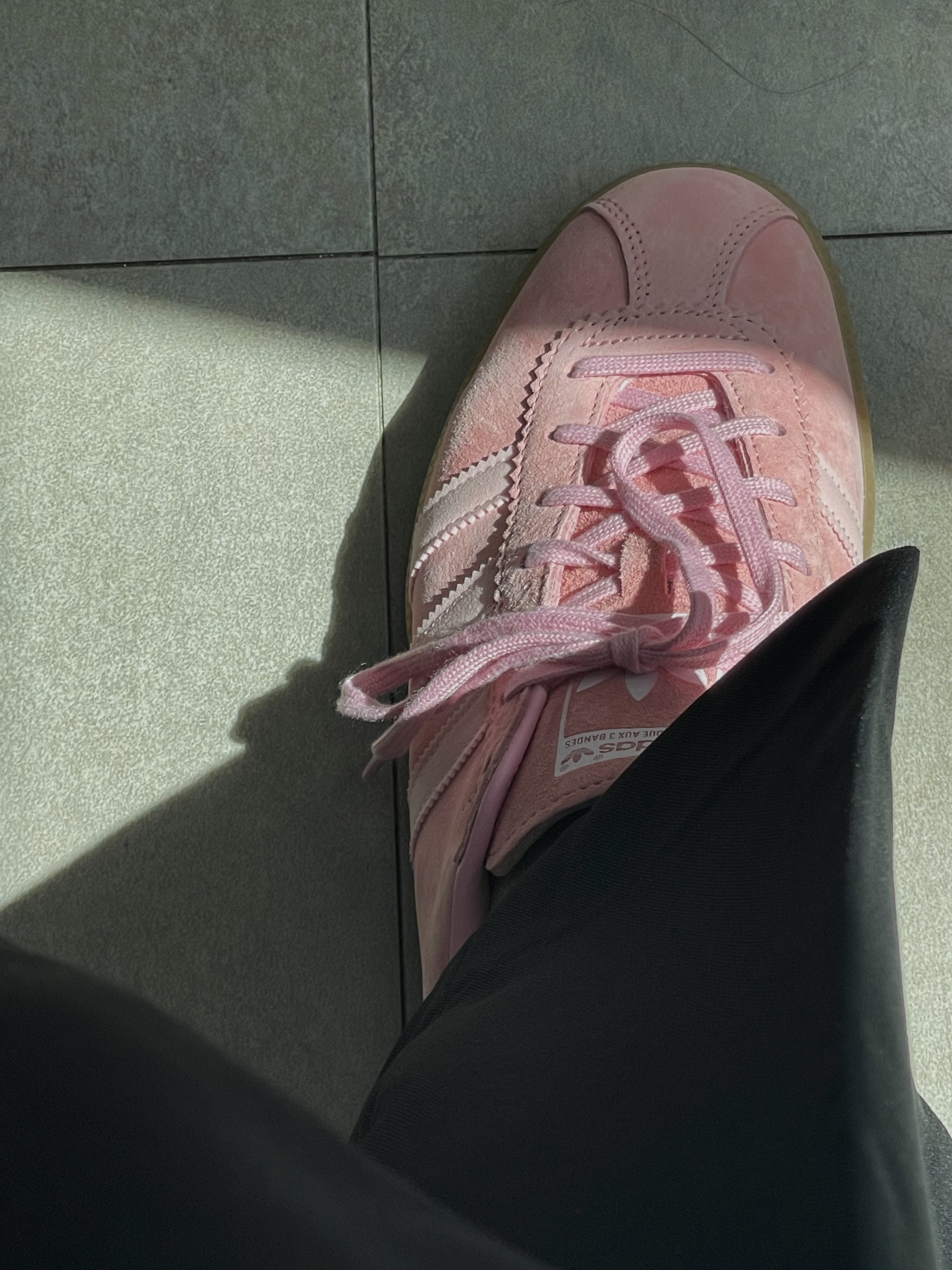 Adidas Bermuda Glow Pink 착용 스타일 - 2