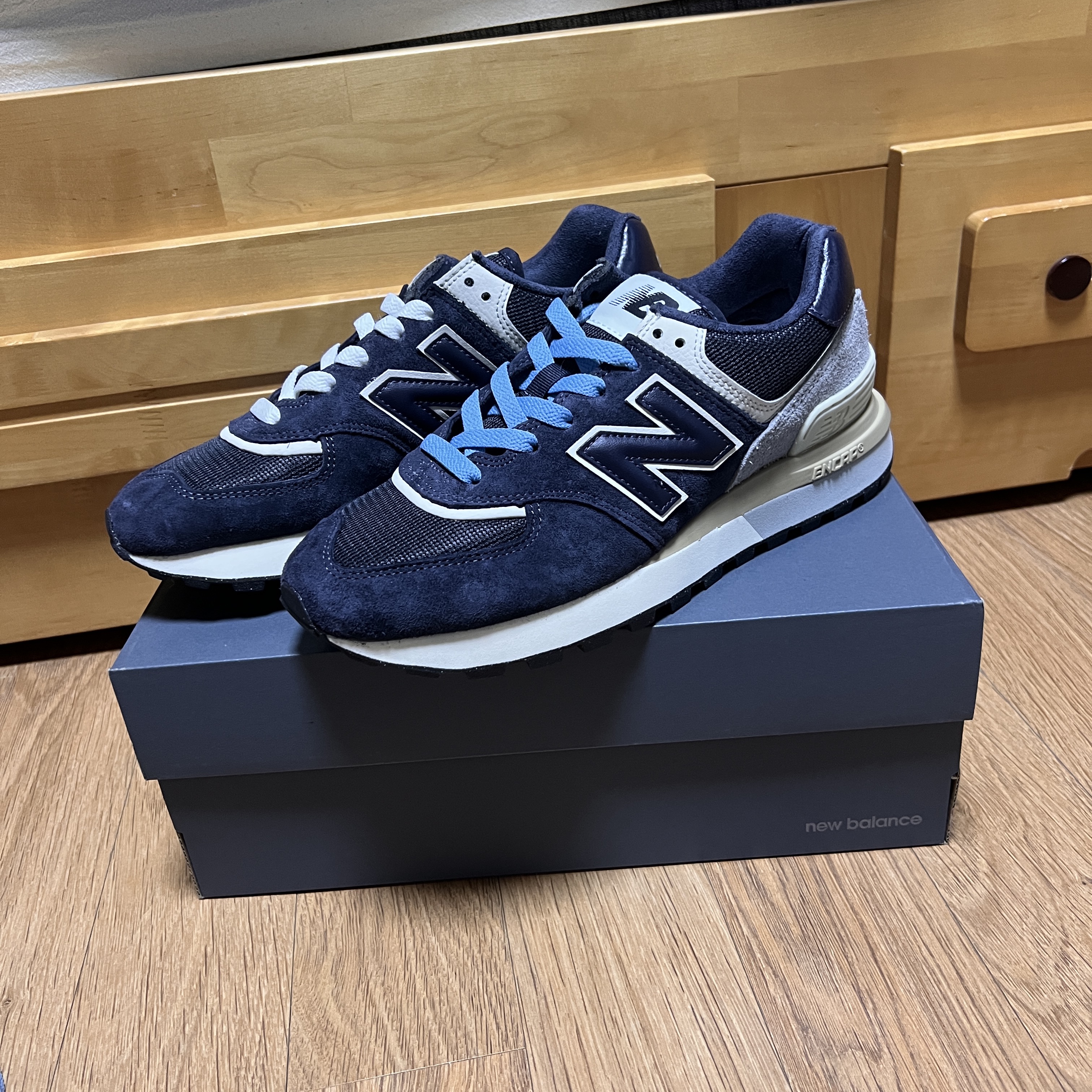 New Balance 574 Legacy Blue Navy 착용 스타일 - 2